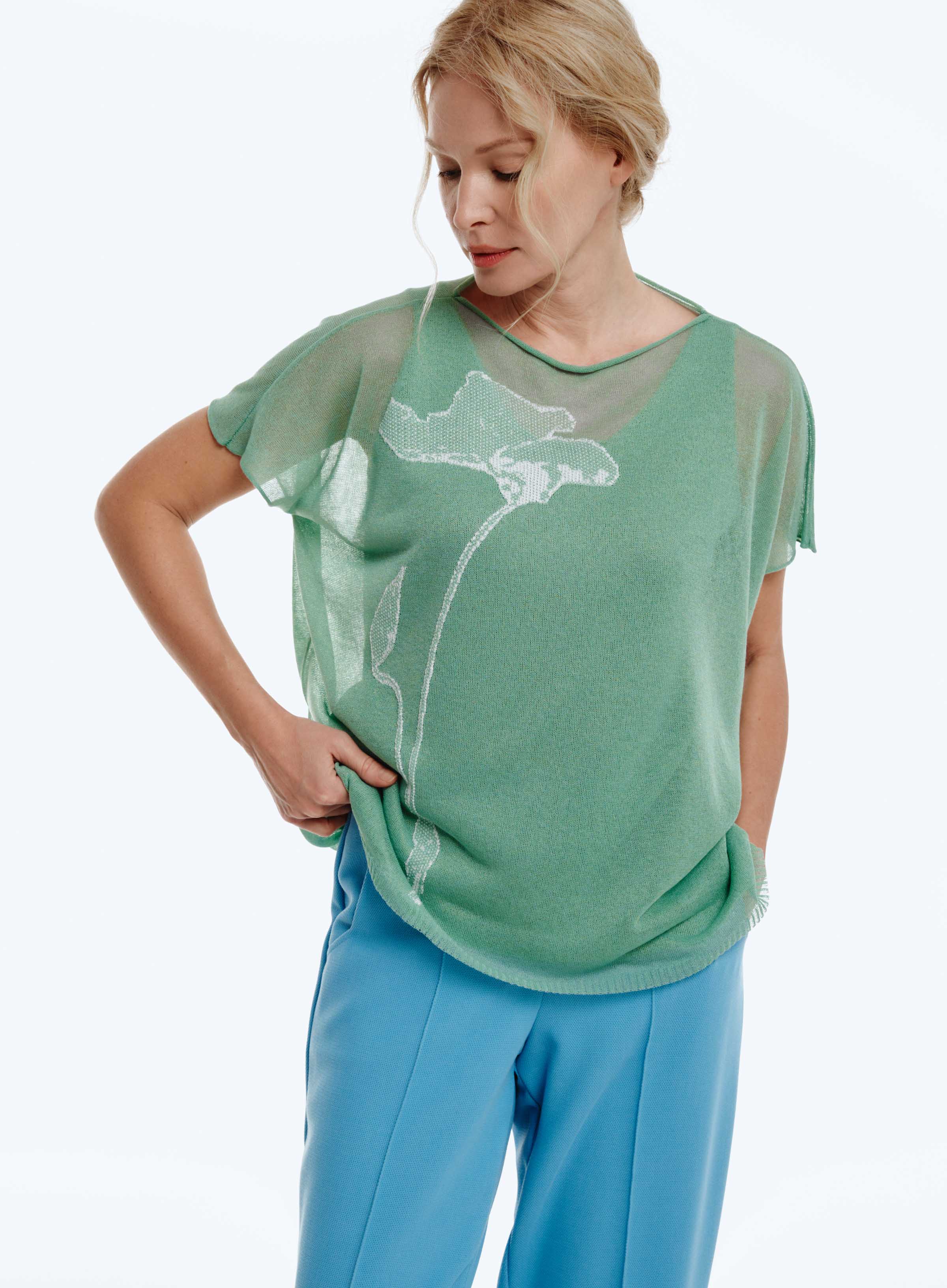 Джемпер с коротким рукавом Цветок с бутоном  от Lesel (Лесель)! Заказывайте по ✆ 8 (800) 777 02 37