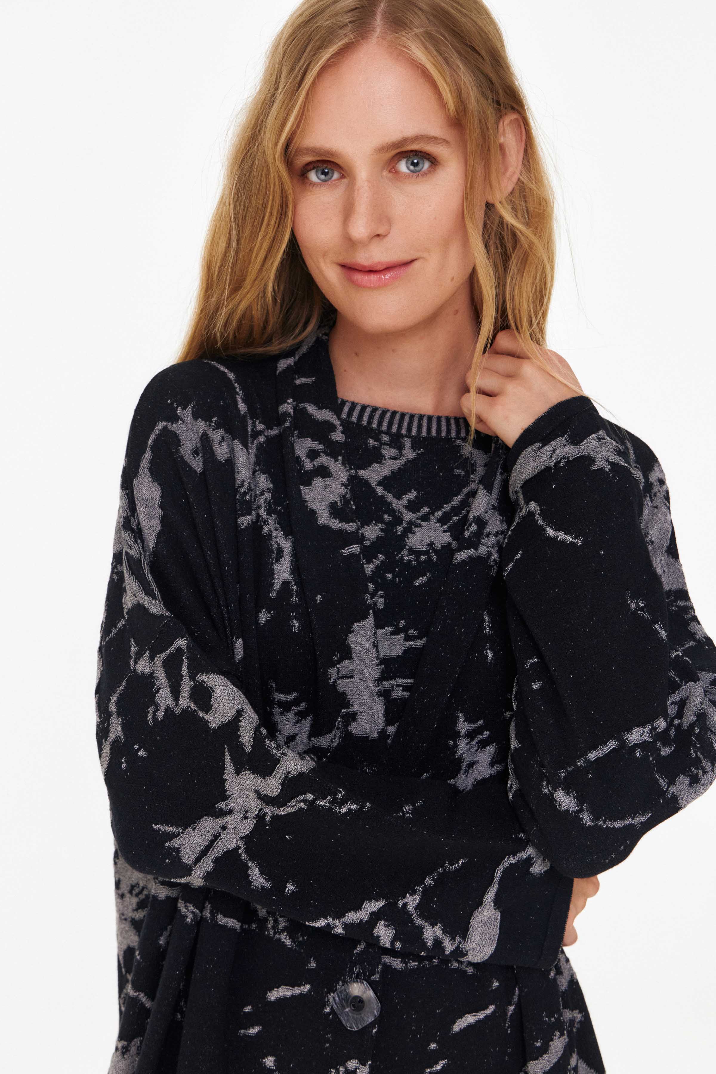 Кардиган удлиненный Мрамор 00 Черный (noir), 10 Серый (grise), 74 Тень (ombre) от Lesel (Лесель)! Заказывайте по ✆ 8 (800) 777 02 37