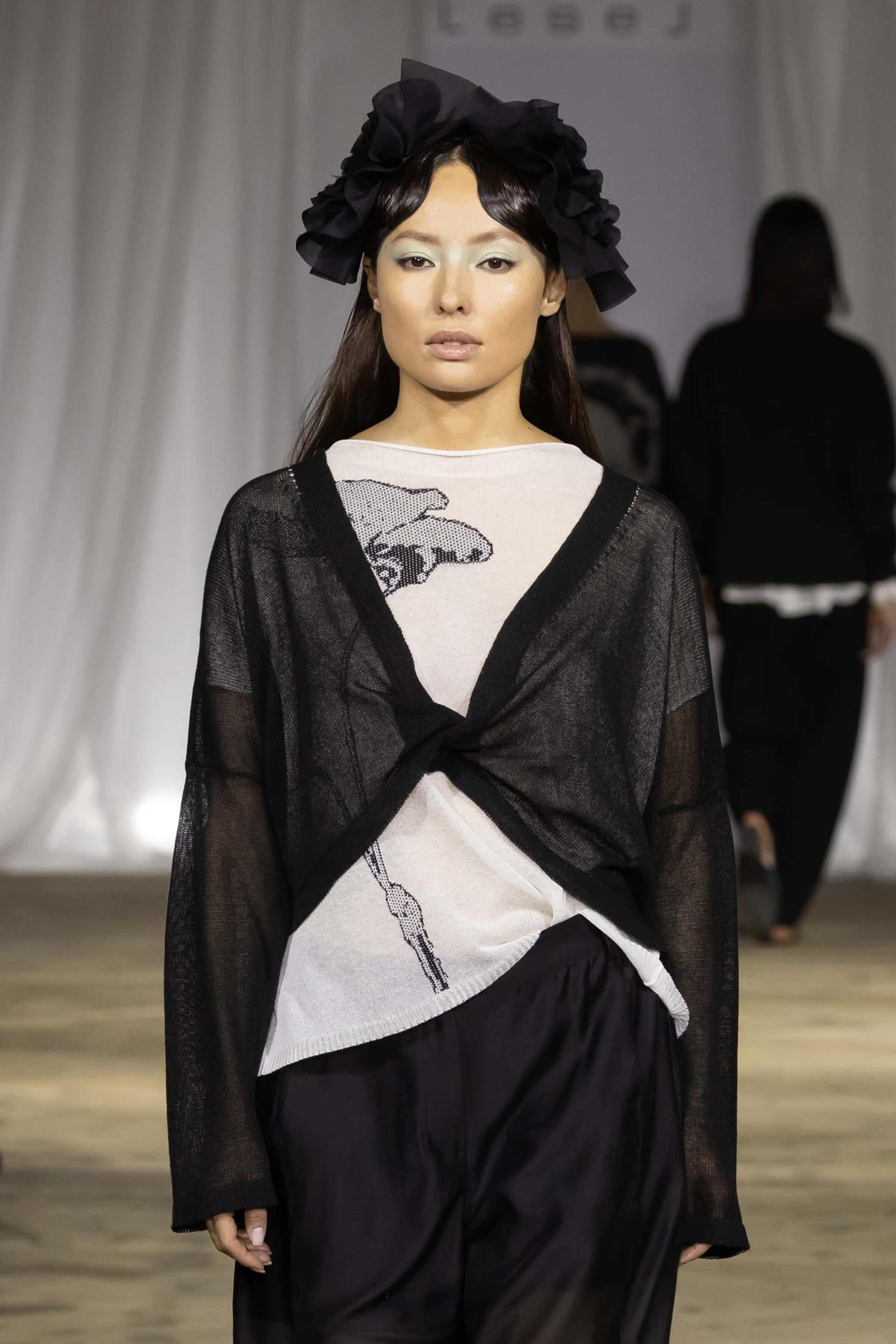 Джемпер с коротким рукавом Цветок с бутоном  от Lesel (Лесель)! Заказывайте по ✆ 8 (800) 777 02 37