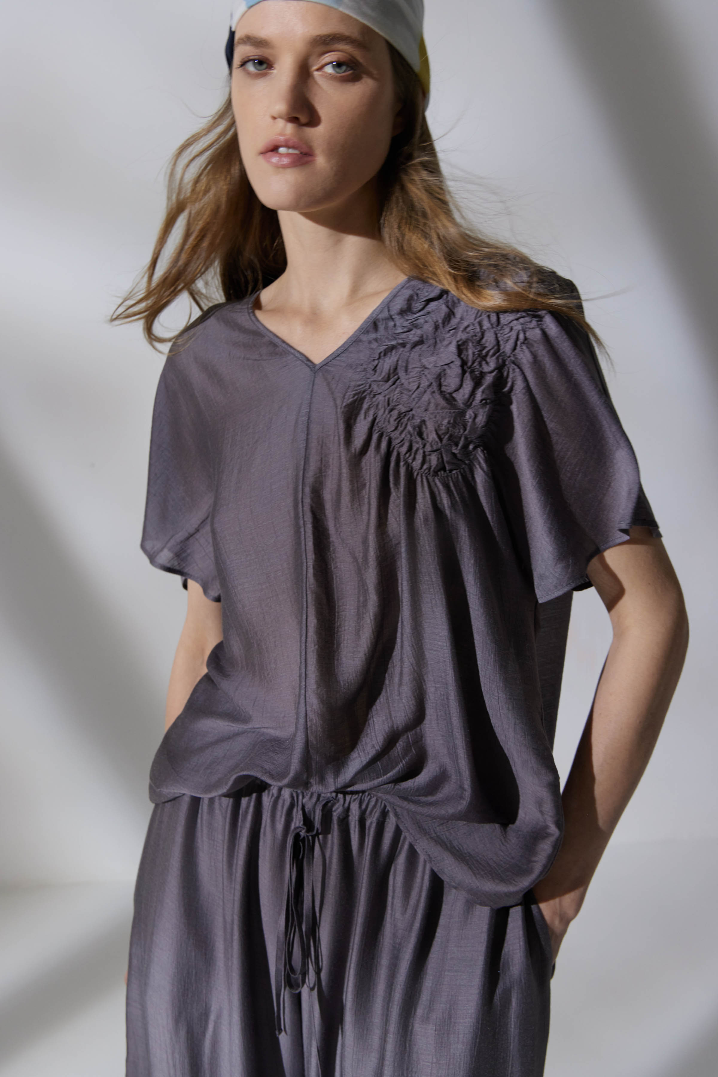 Блуза с декором, шёлк 38 Джинсовый (denim), 41 Розовый мрамор (marbre rose) от Lesel (Лесель)! Заказывайте по ✆ 8 (800) 777 02 37