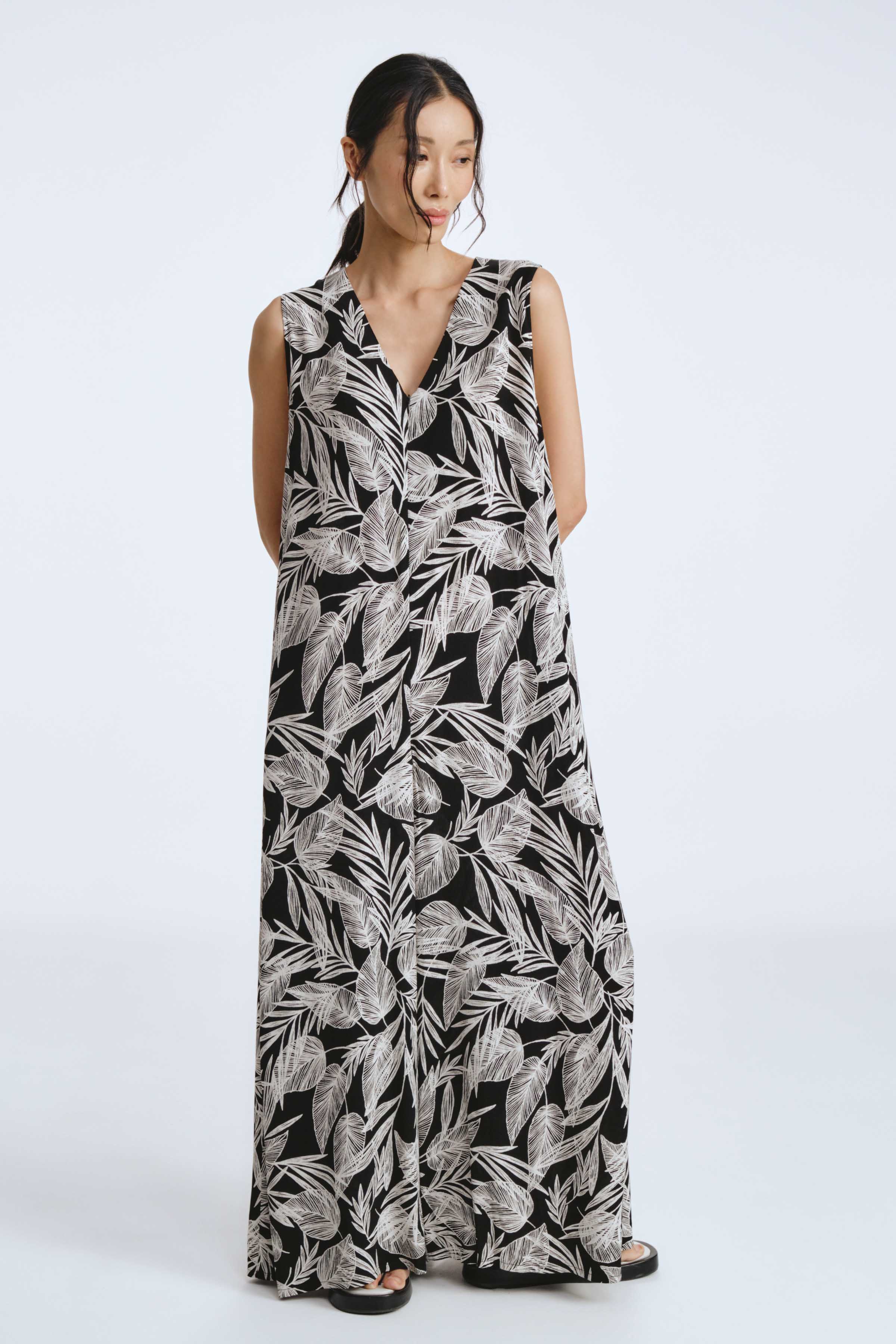 Комбинезон Листья с отлетными деталями 00 Черный (noir), 03 Кварц (quartz) от Lesel (Лесель)! Заказывайте по ✆ 8 (800) 777 02 37