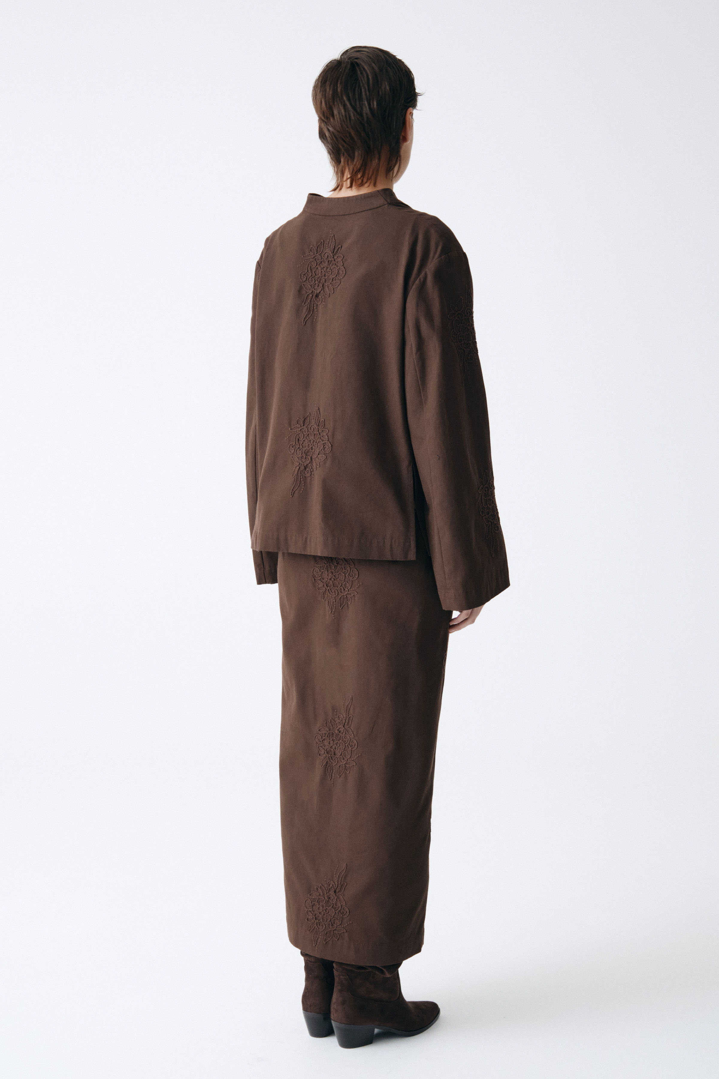 Юбка прямая с вышивкой  от Lesel (Лесель)! Заказывайте по ✆ 8 (800) 777 02 37