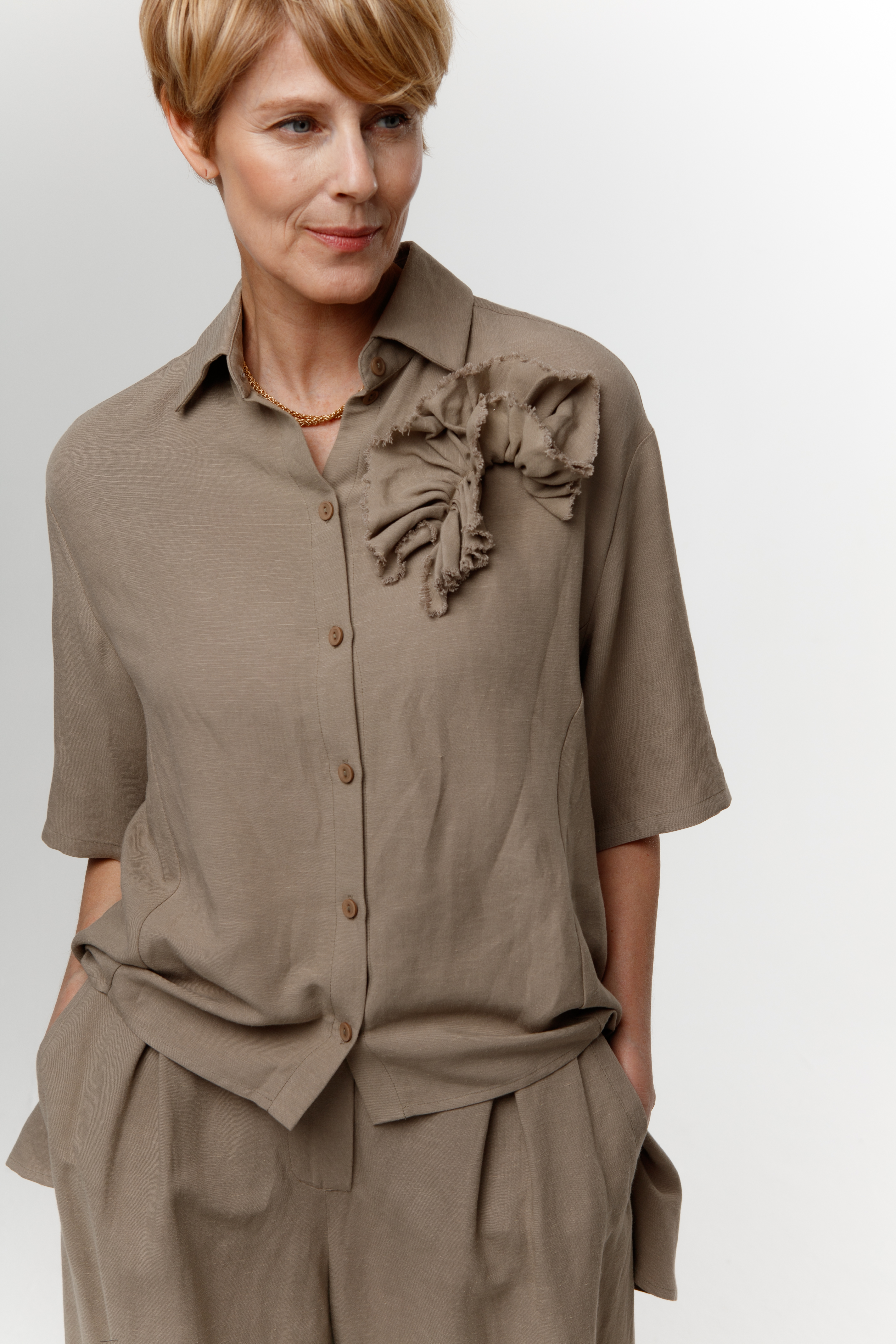 Блуза с длинной спинкой и декором, мягкий лён  от Lesel (Лесель)! Заказывайте по ✆ 8 (800) 777 02 37