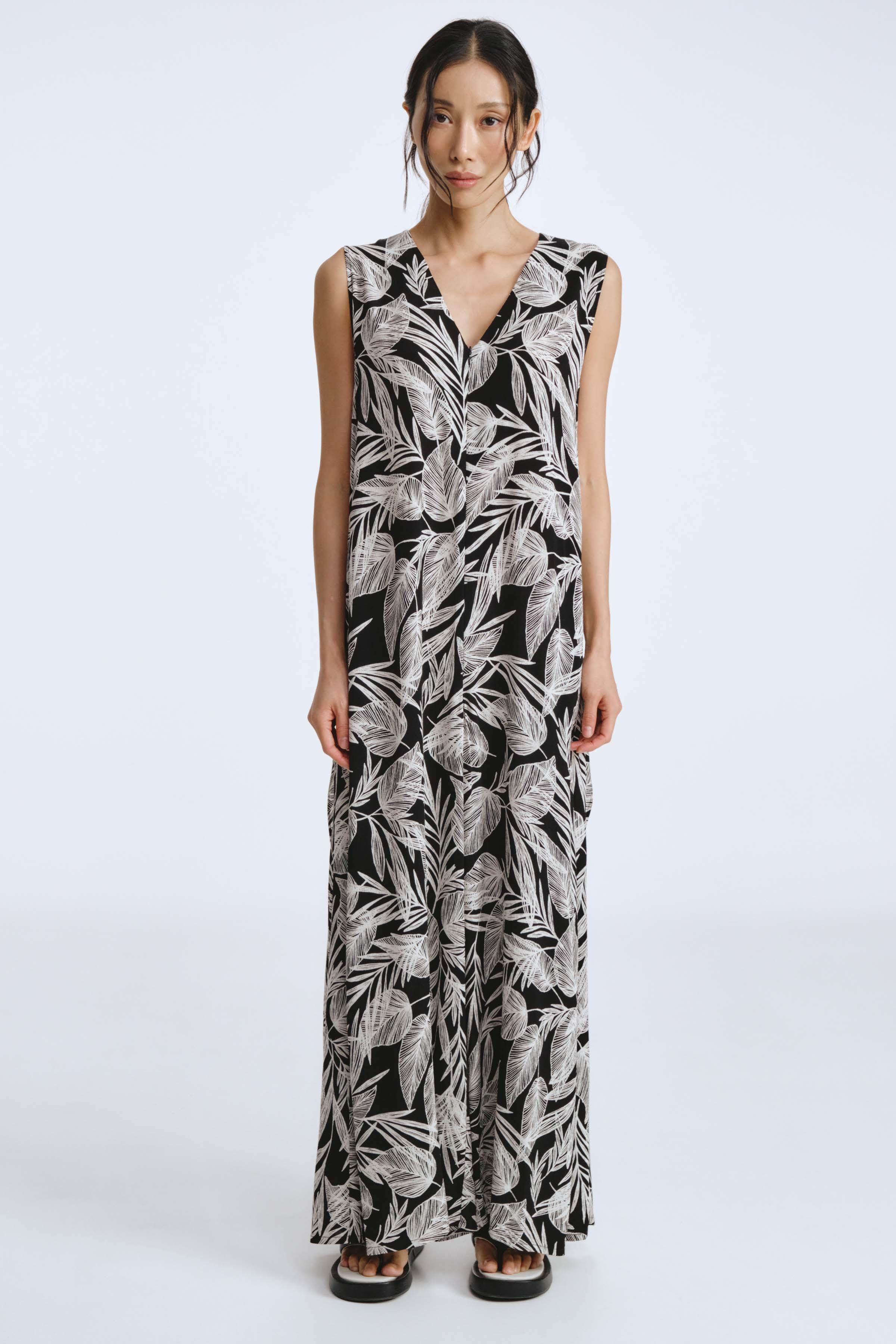 Комбинезон Листья с отлетными деталями 00 Черный (noir), 03 Кварц (quartz) от Lesel (Лесель)! Заказывайте по ✆ 8 (800) 777 02 37