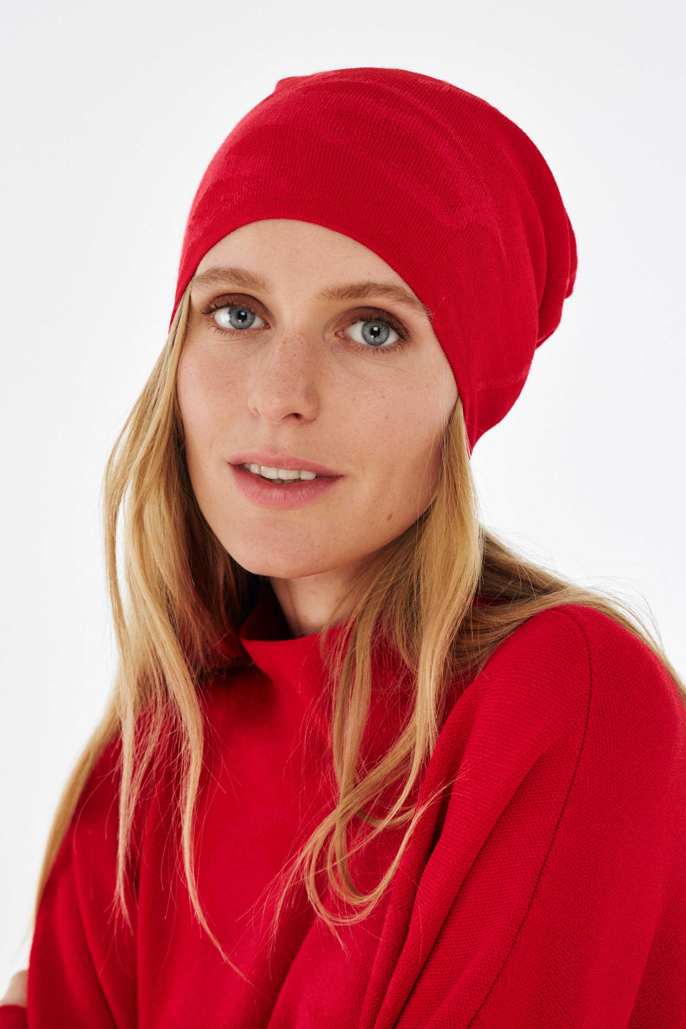 Шапка Орхидея 25 Огненно-красный (fiery red) от Lesel (Лесель)! Заказывайте по ✆ 8 (800) 777 02 37