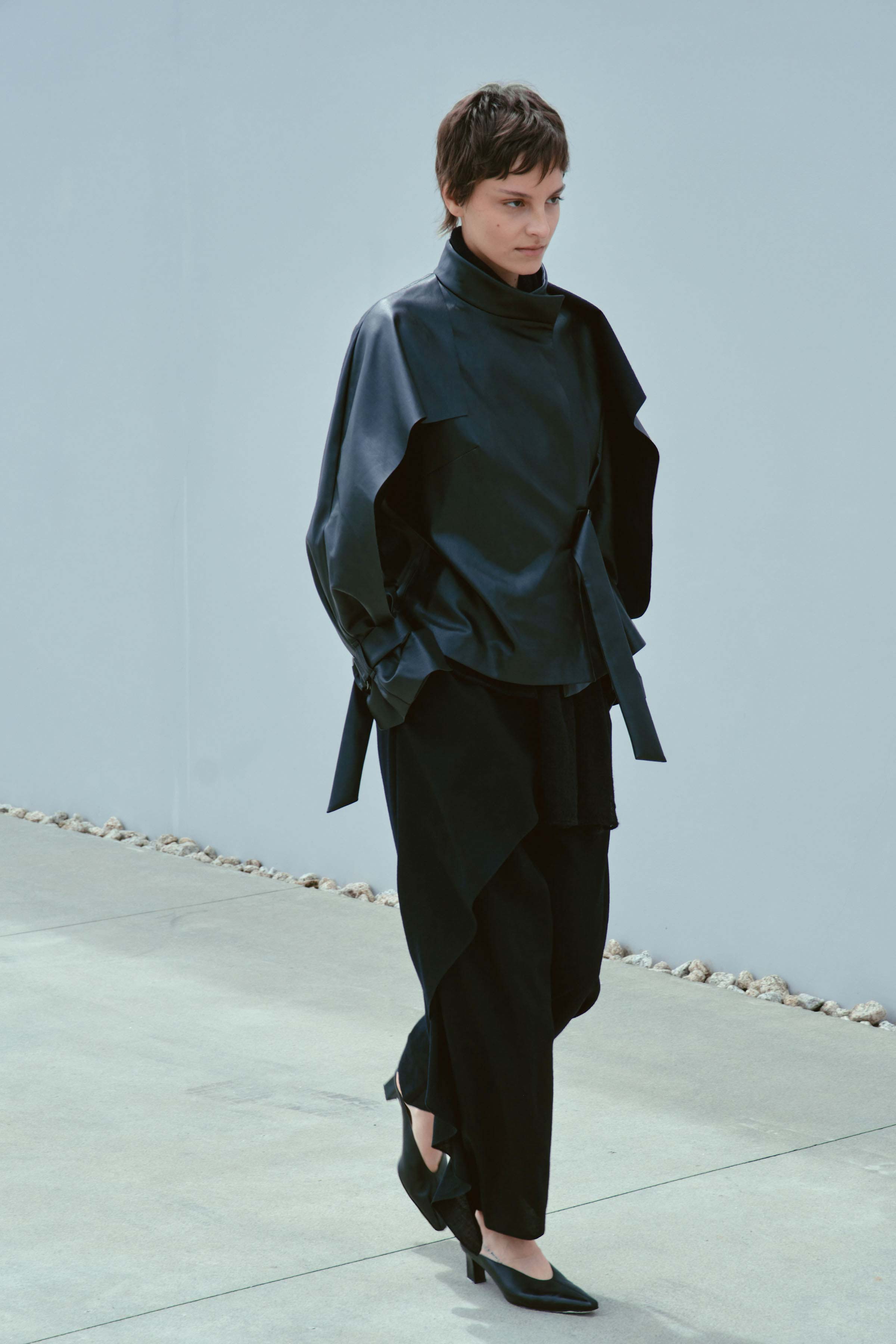 Тренч с пелеринами, короткий, кожа 00 Черный (noir) от Lesel (Лесель)! Заказывайте по ✆ 8 (800) 777 02 37