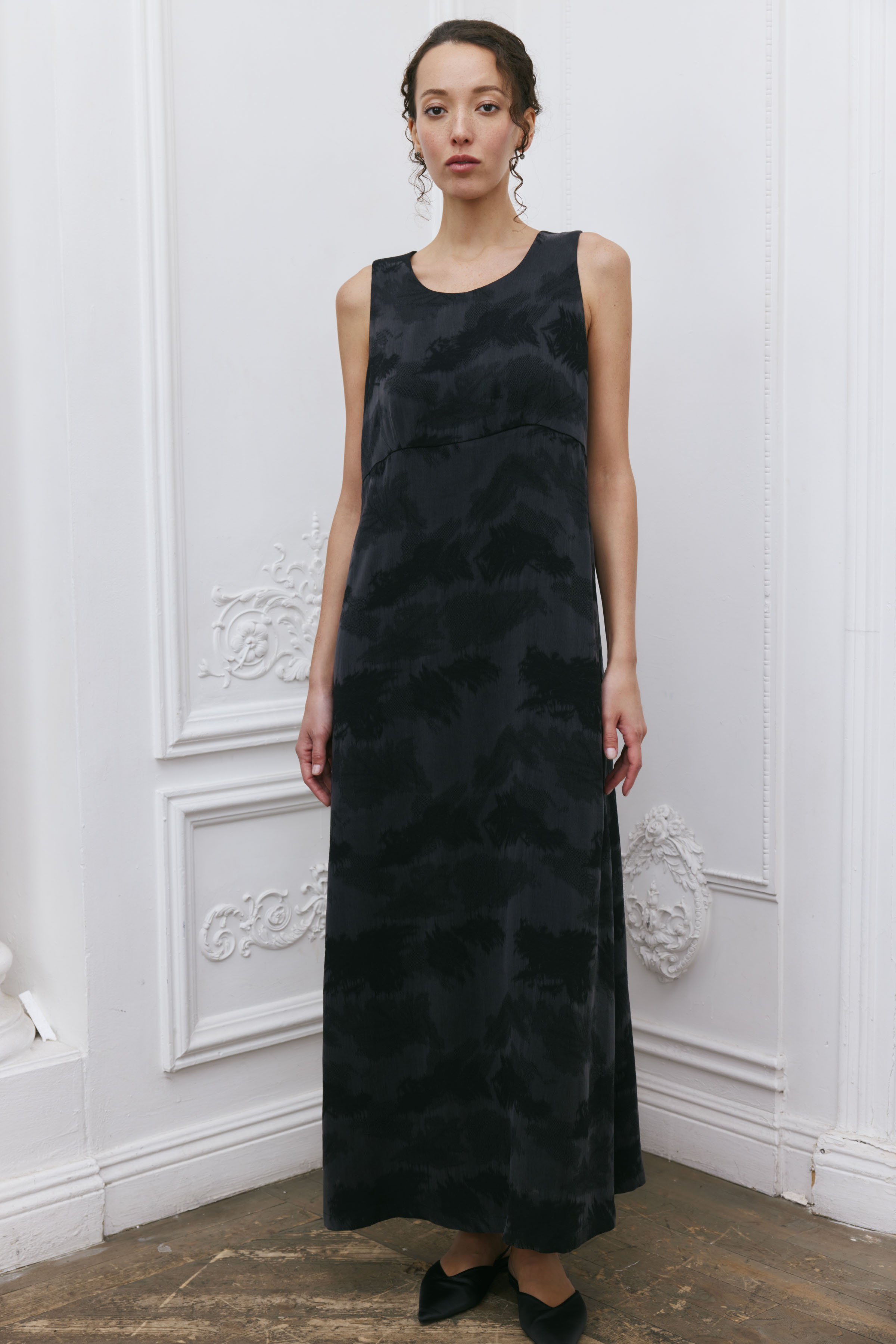 Платье прямое, широкие бретели, жаккард 00 Черный перламутр (nacre noire), 01 Серый перламутр (nacre gris) от Lesel (Лесель)! Заказывайте по ✆ 8 (800) 777 02 37