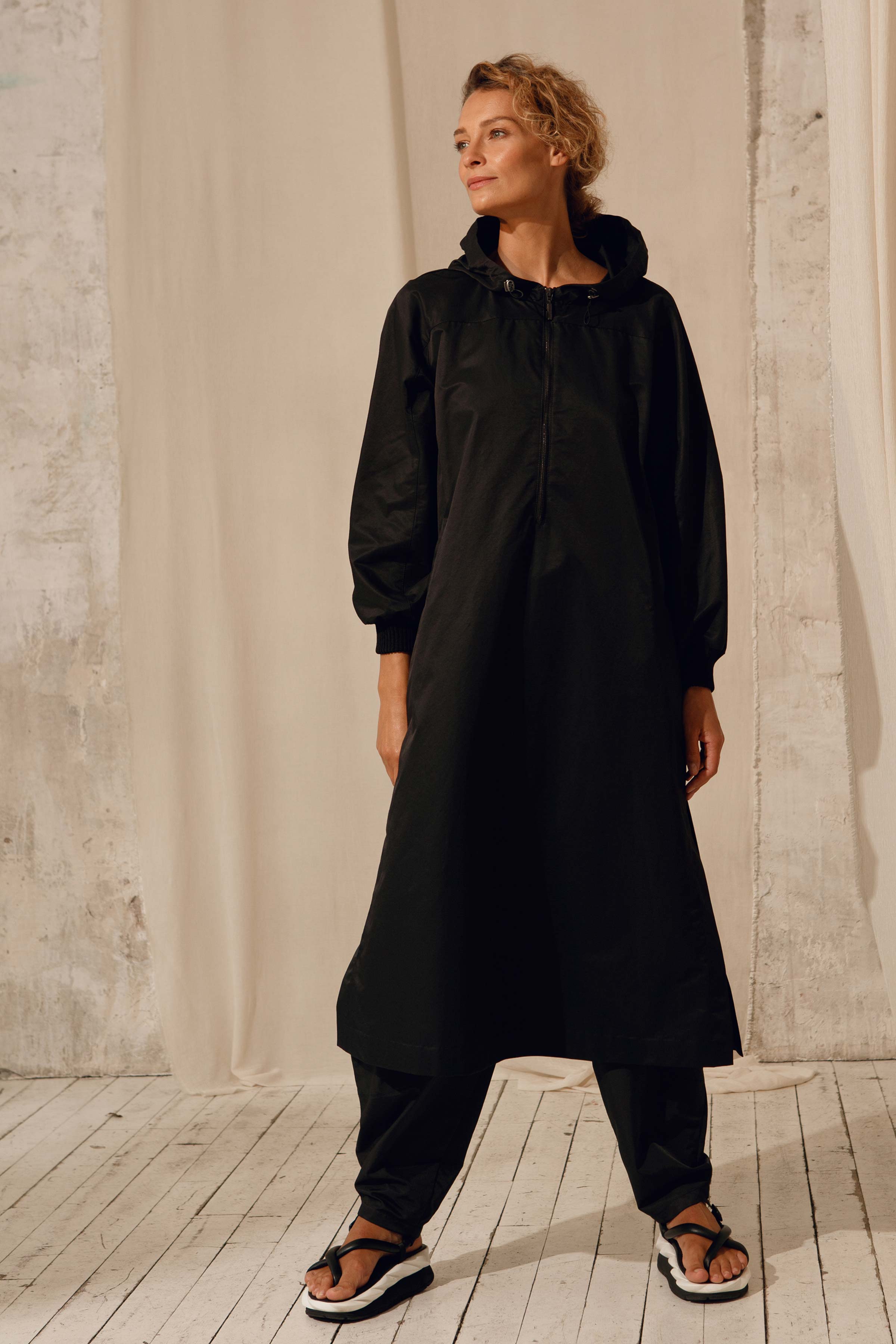 Платье С капюшоном, Аутдор 00 Черный (noir) от Lesel (Лесель)! Заказывайте по ✆ 8 (800) 777 02 37