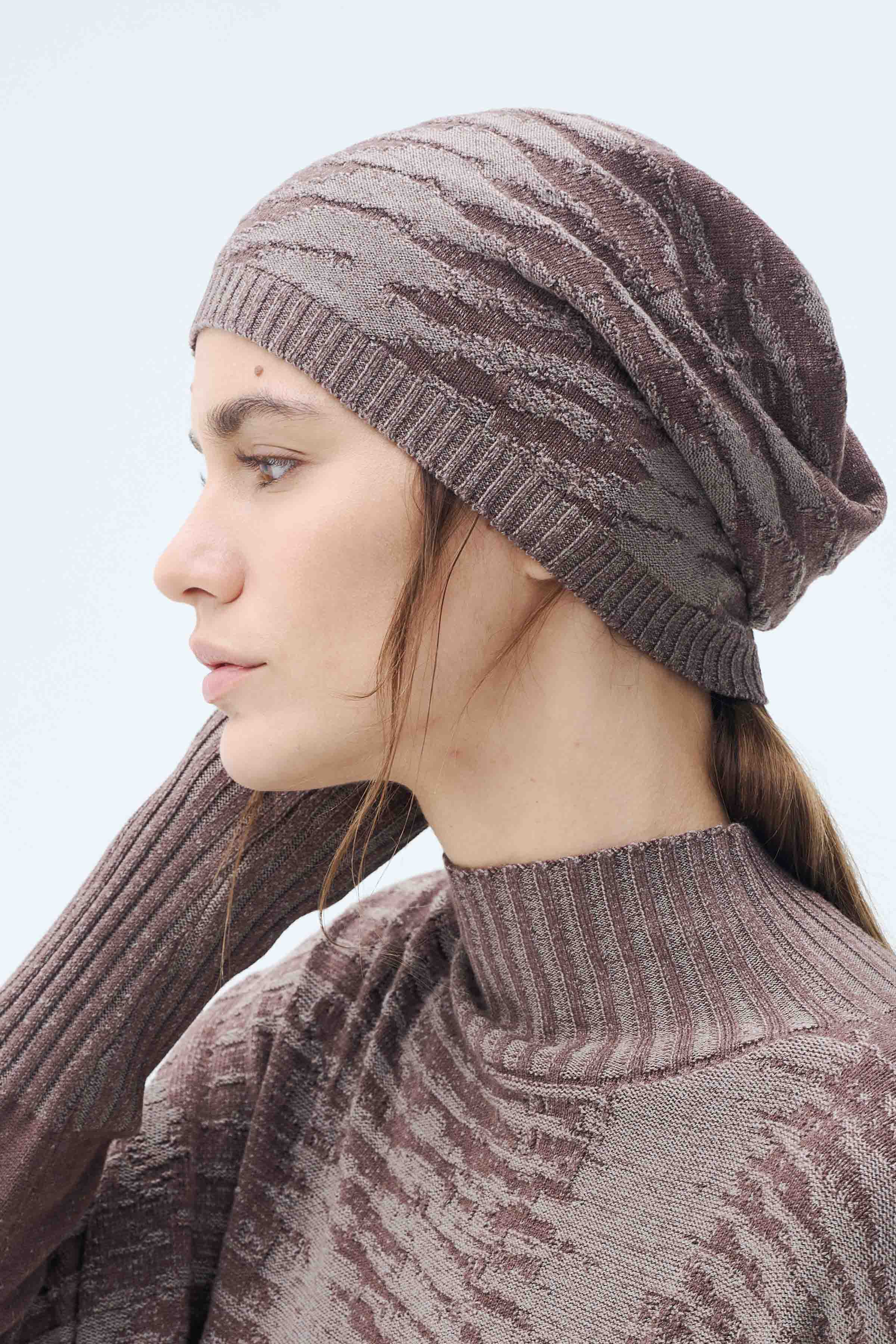 Шапка Муары 78 Полутень (penombre), 00 Черный (noir), 06 Суфле (souffle), 27 Бордо (burdeaux), 60 Можжевельник (genievre) от Lesel (Лесель)! Заказывайте по ✆ 8 (800) 777 02 37