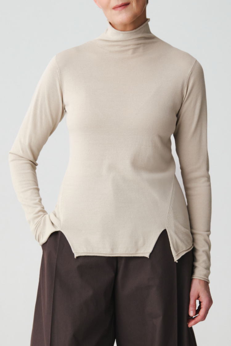 Джемпер водолазка с разрезом