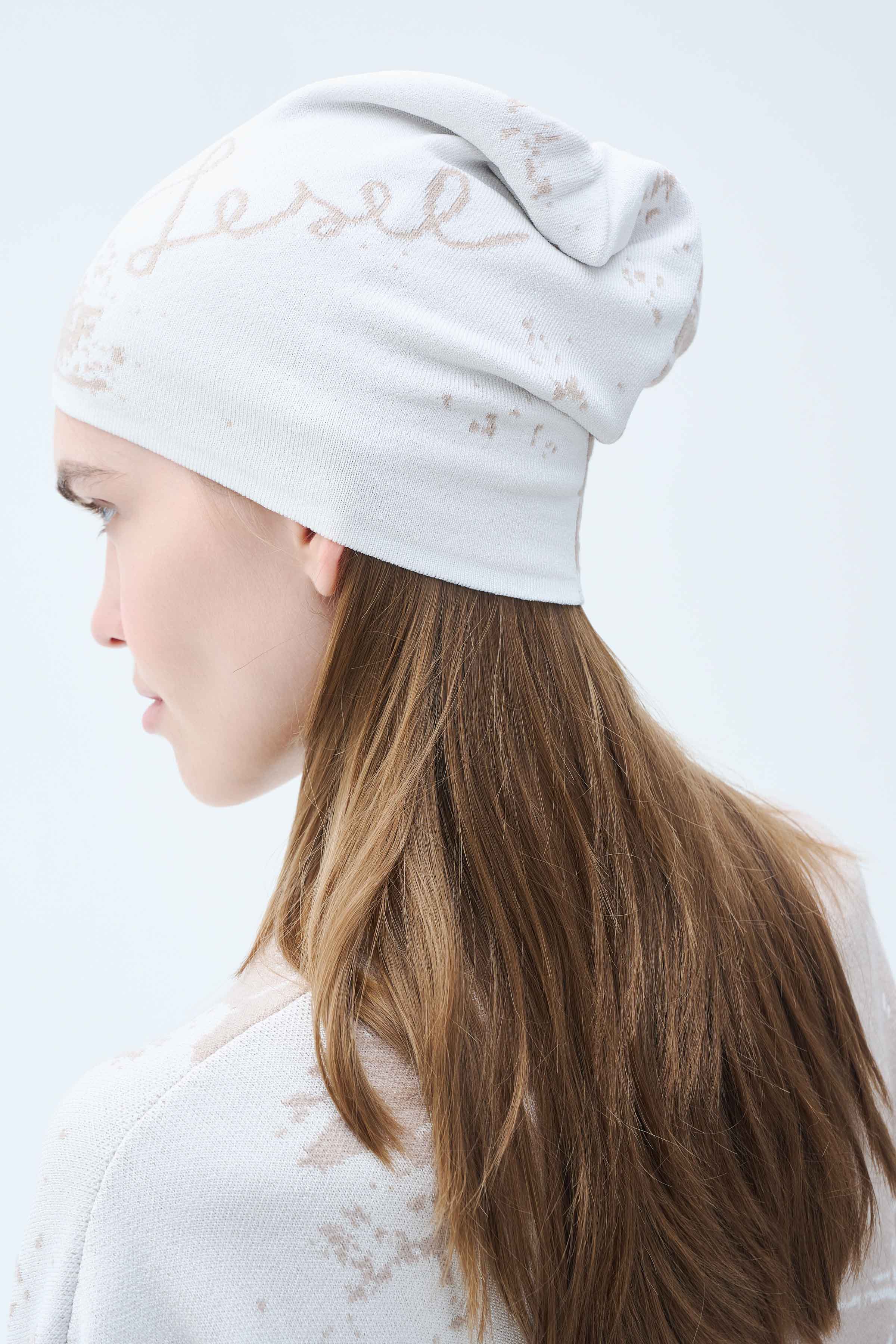 Шапка Инь-Ян 06 Суфле (souffle), 00 Черный (noir), 27 Бордо (burdeaux), 60 Можжевельник (genievre) от Lesel (Лесель)! Заказывайте по ✆ 8 (800) 777 02 37