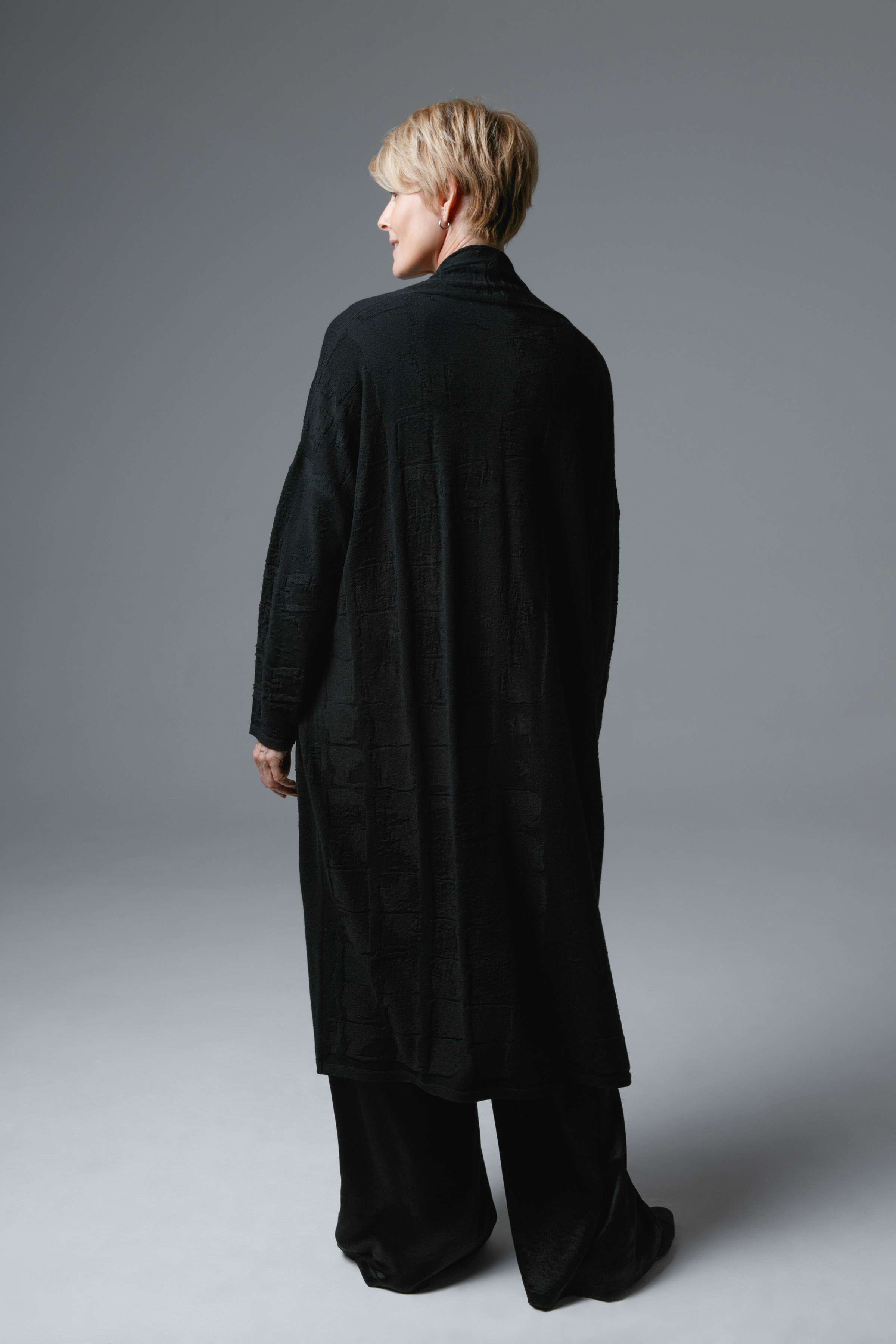 Кардиган удлиненный Исчезающие квадраты 00 Черный (noir), 16 Черный меланж (melange noir), 06 Суфле (souffle) от Lesel (Лесель)! Заказывайте по ✆ 8 (800) 777 02 37