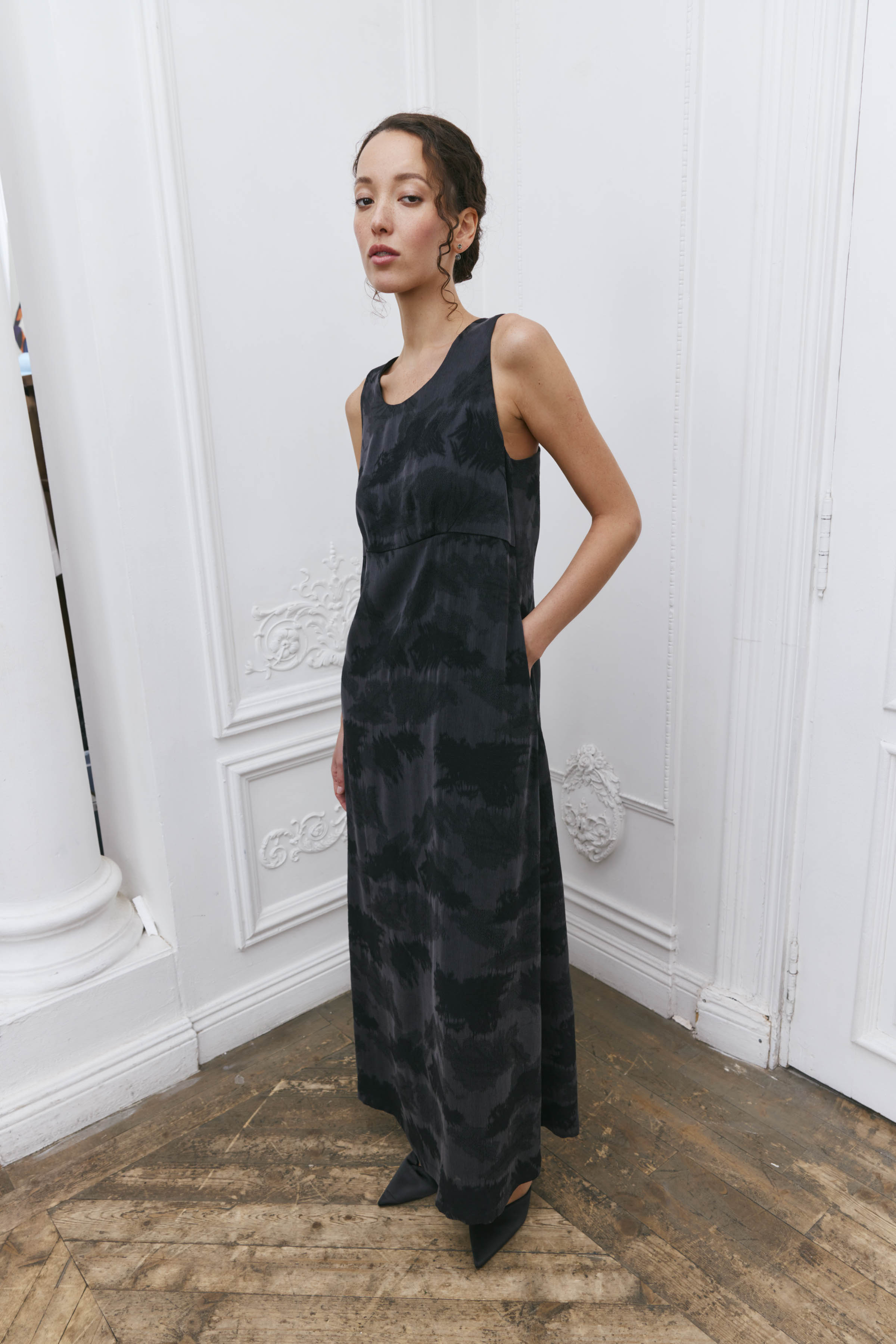 Платье прямое, широкие бретели, жаккард 00 Чёрный перламутр (nacre noire), 01 Серый перламутр (nacre gris) от Lesel (Лесель)! Заказывайте по ✆ 8 (800) 777 02 37