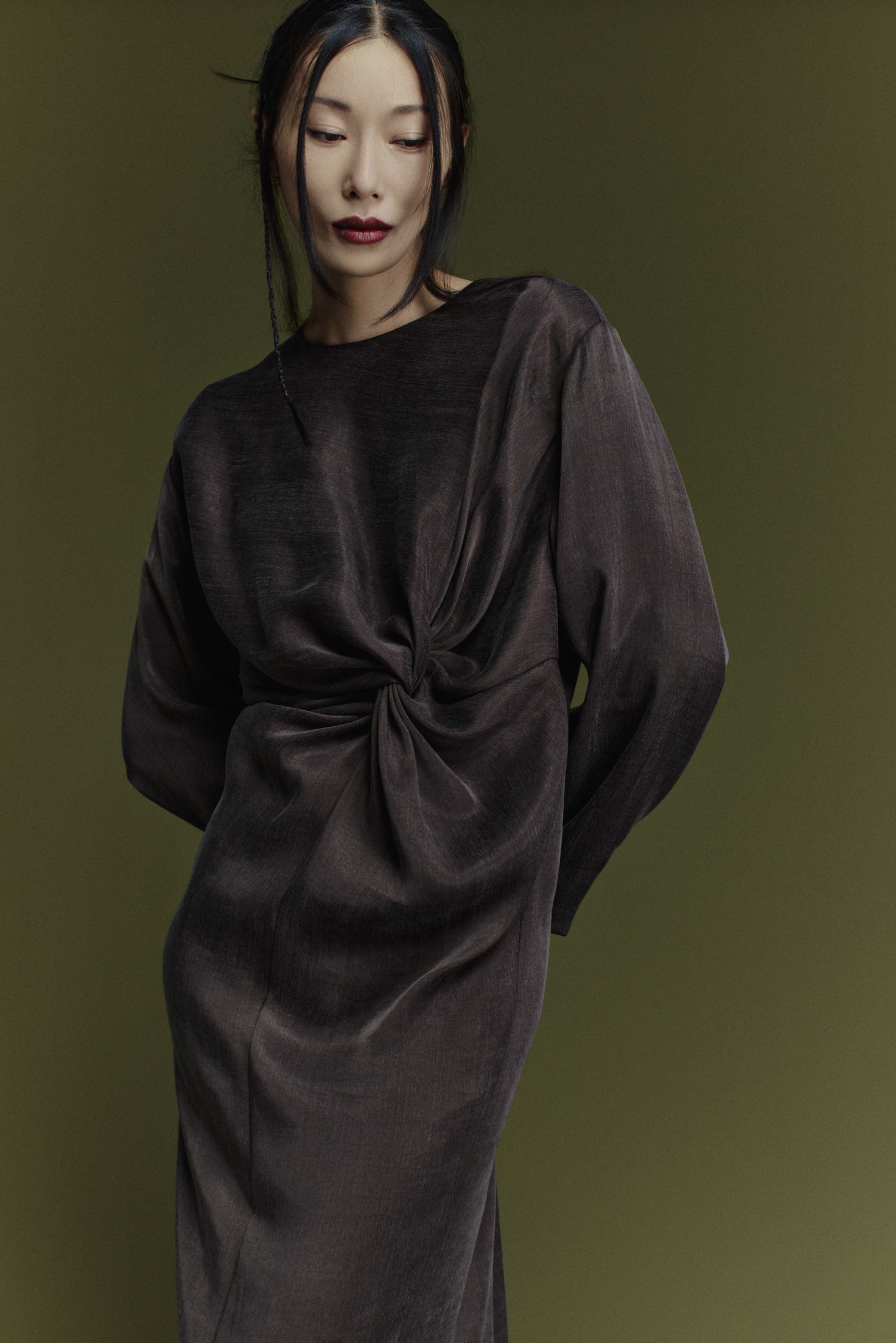 Платье со сложной драпировкой, вареный шелк