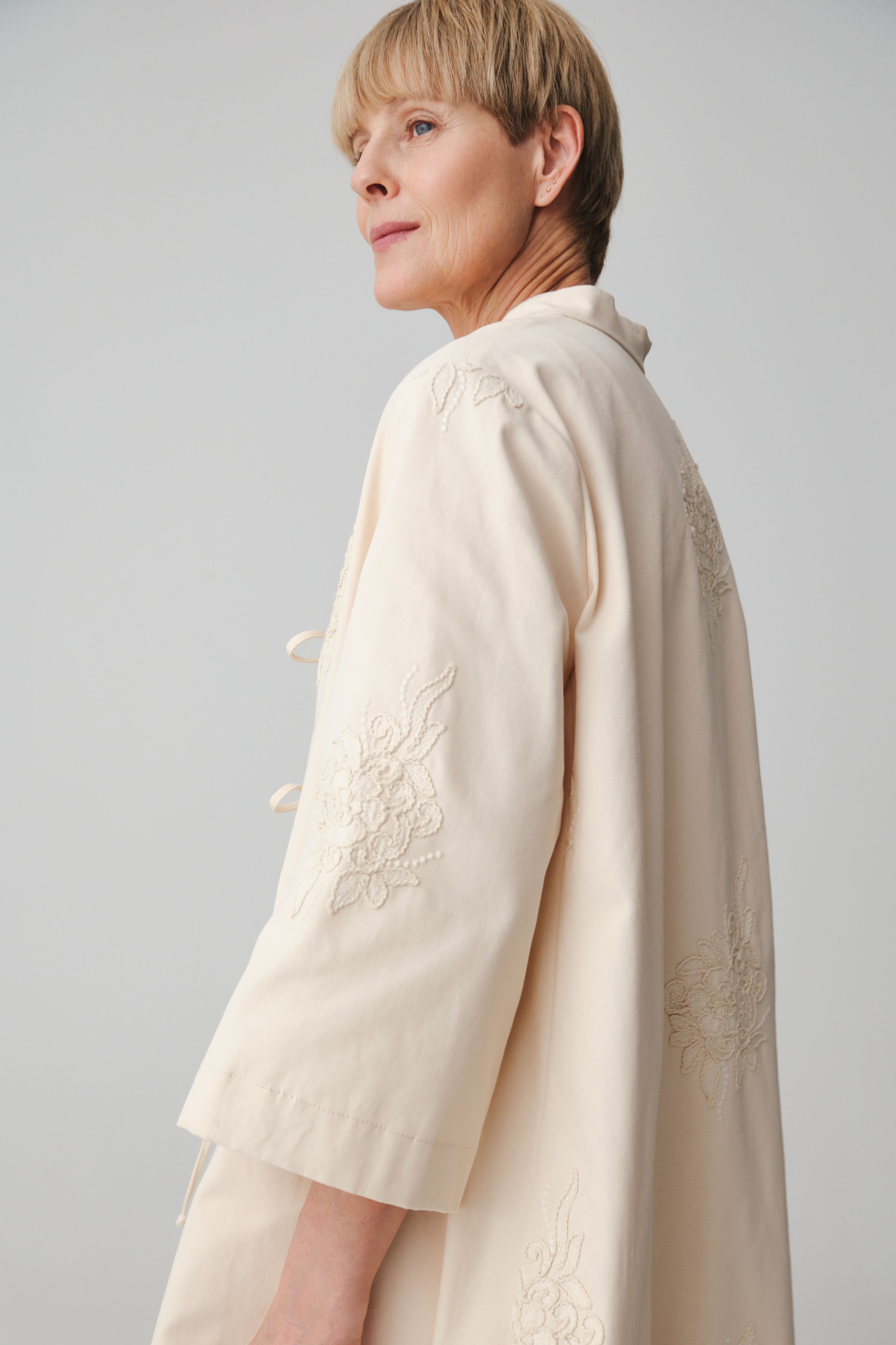 Жакет накидка с вышивкой