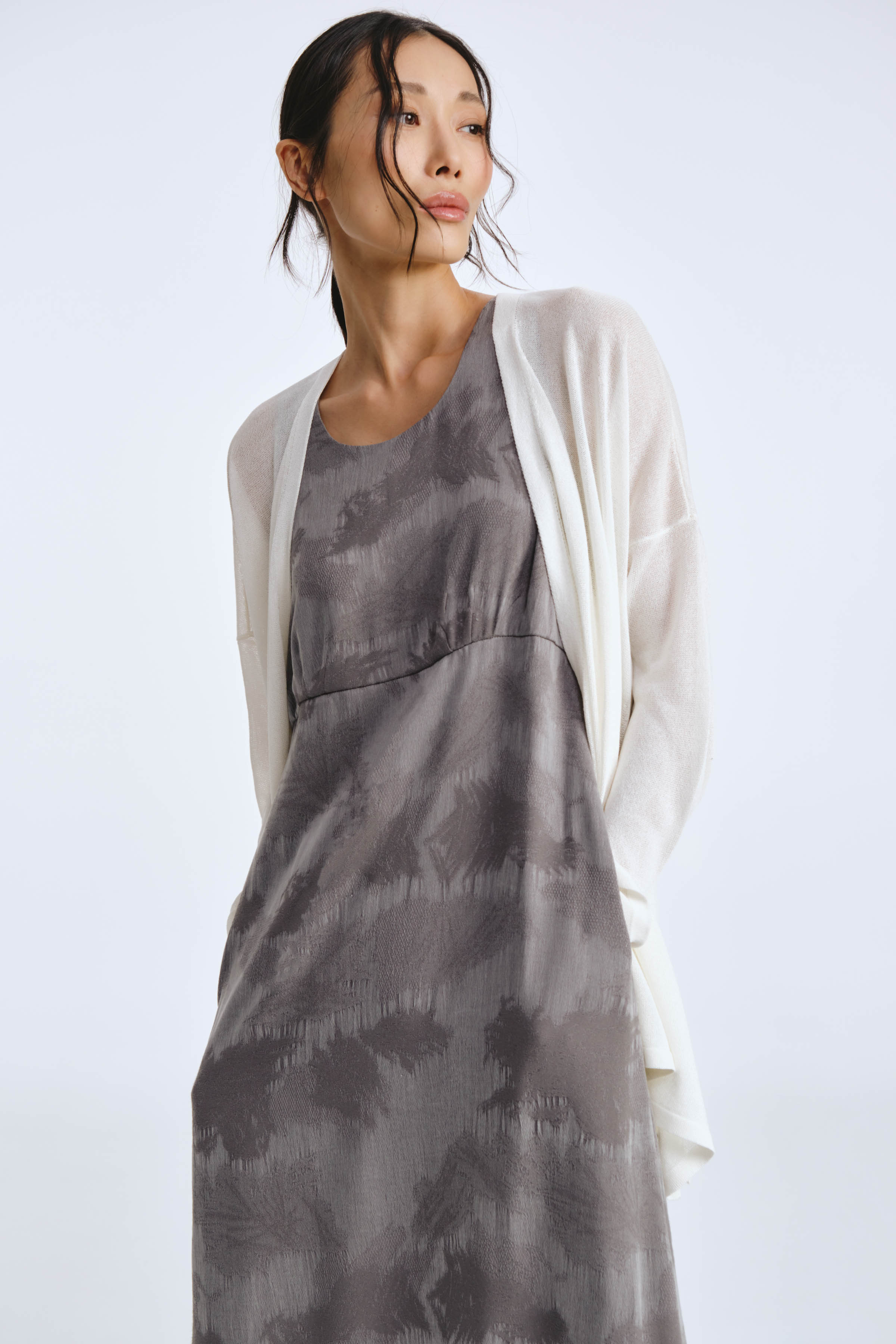 Платье прямое, широкие бретели, жаккард 01 Серый перламутр (nacre gris) от Lesel (Лесель)! Заказывайте по ✆ 8 (800) 777 02 37