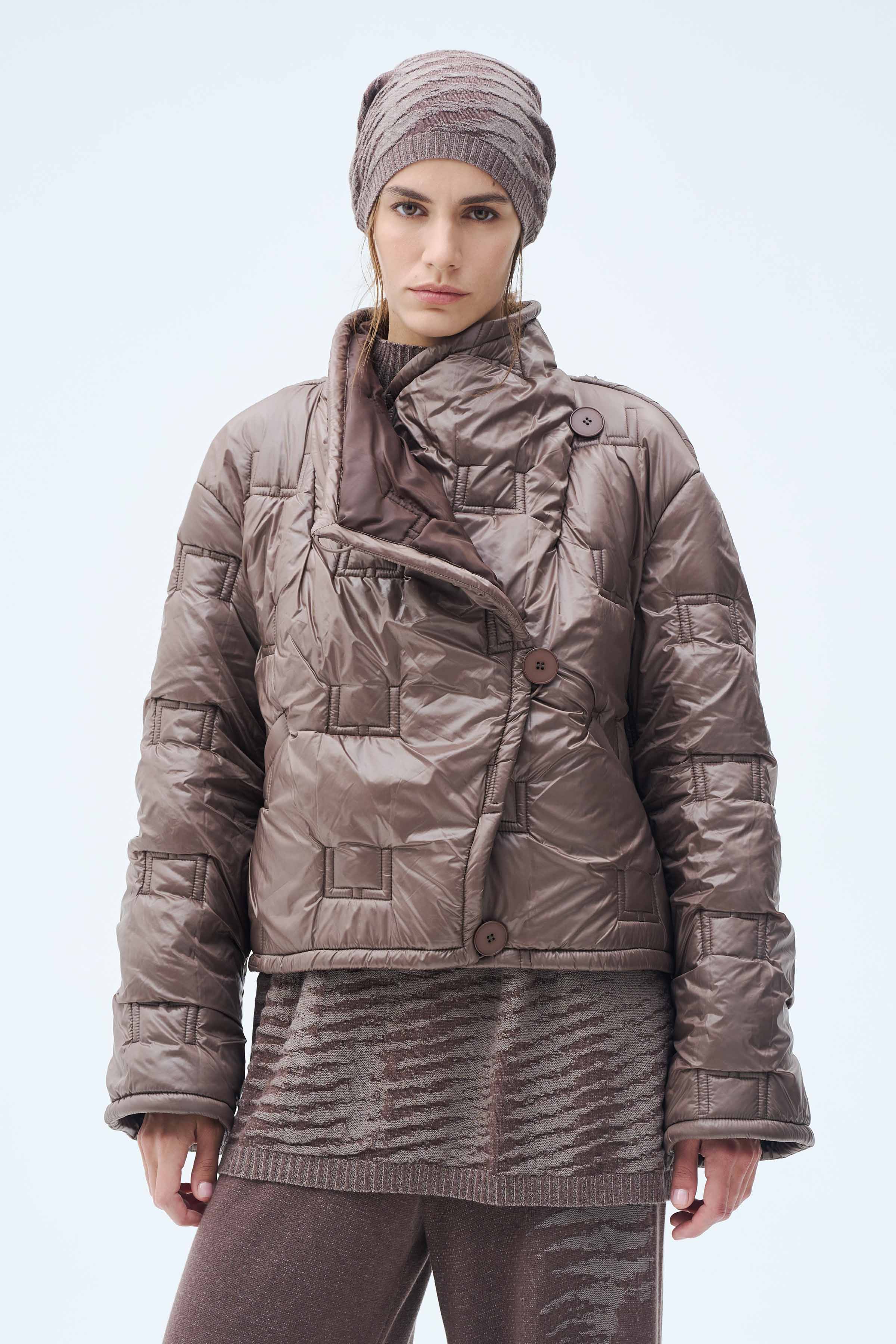 Куртка стежка лого, короткая 74 Тень (ombre), 00 Черный (noir) от Lesel (Лесель)! Заказывайте по ✆ 8 (800) 777 02 37