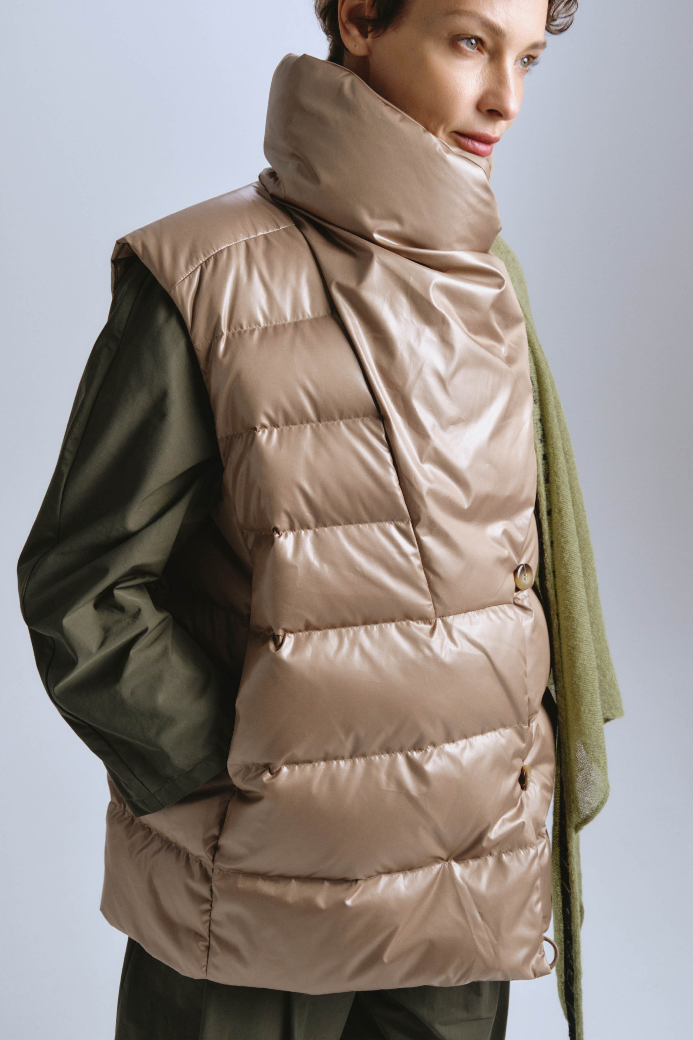 Жилет пуховый с навесными петлями 09 Крем-брюле (creme-brjule) от Lesel (Лесель)! Заказывайте по ✆ 8 (800) 777 02 37