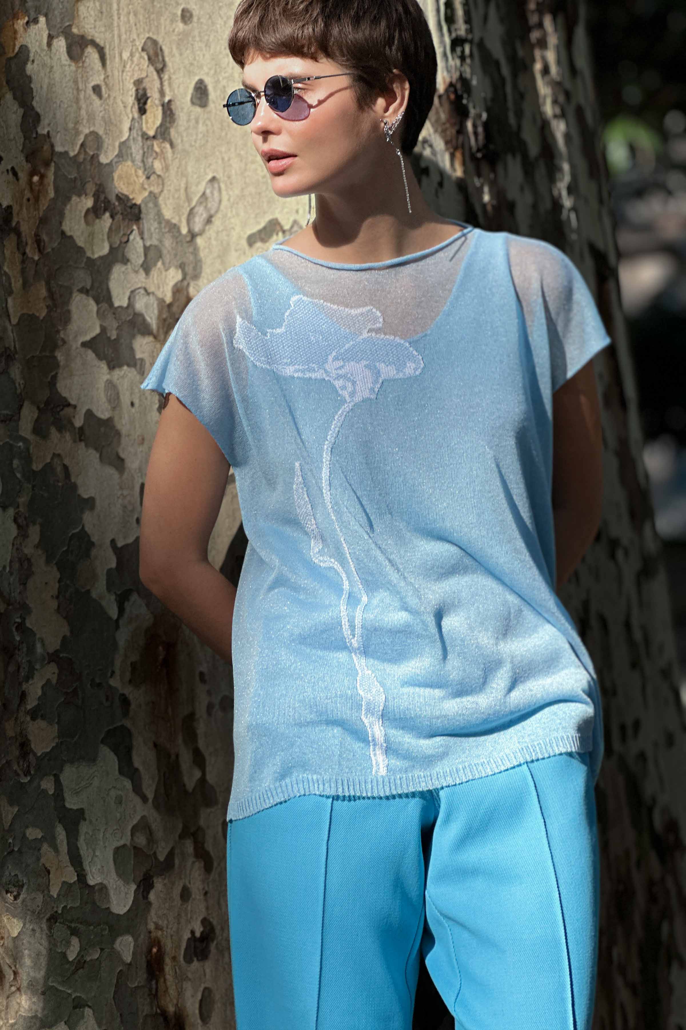 Джемпер с коротким рукавом Цветок с бутоном  от Lesel (Лесель)! Заказывайте по ✆ 8 (800) 777 02 37