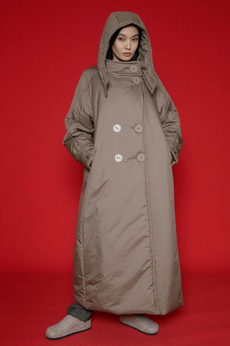 Пальто длинное, с лацканами и капюшоном, гладкое