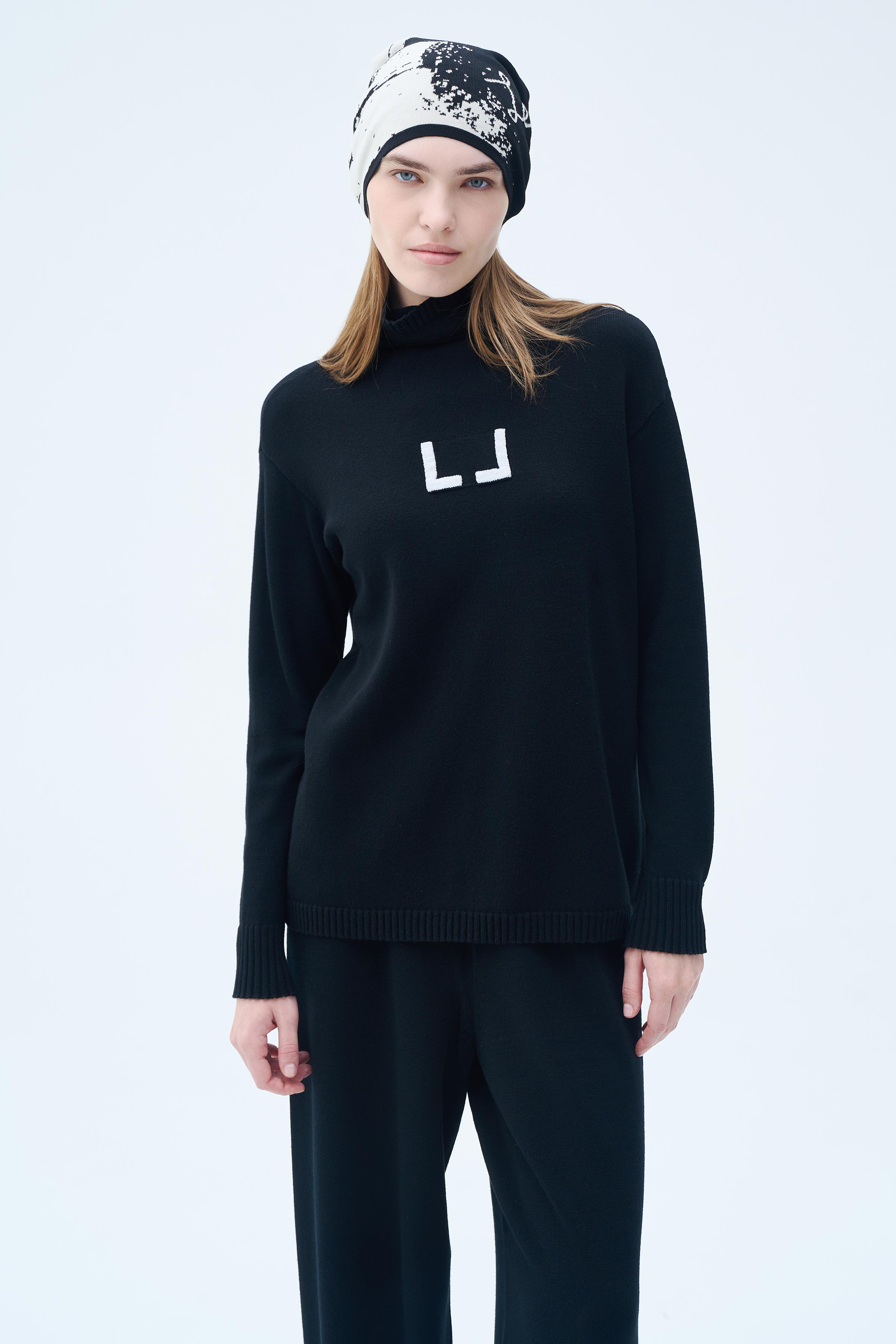 Водолазка Логотип 00 Черный (noir) от Lesel (Лесель)! Заказывайте по ✆ 8 (800) 777 02 37