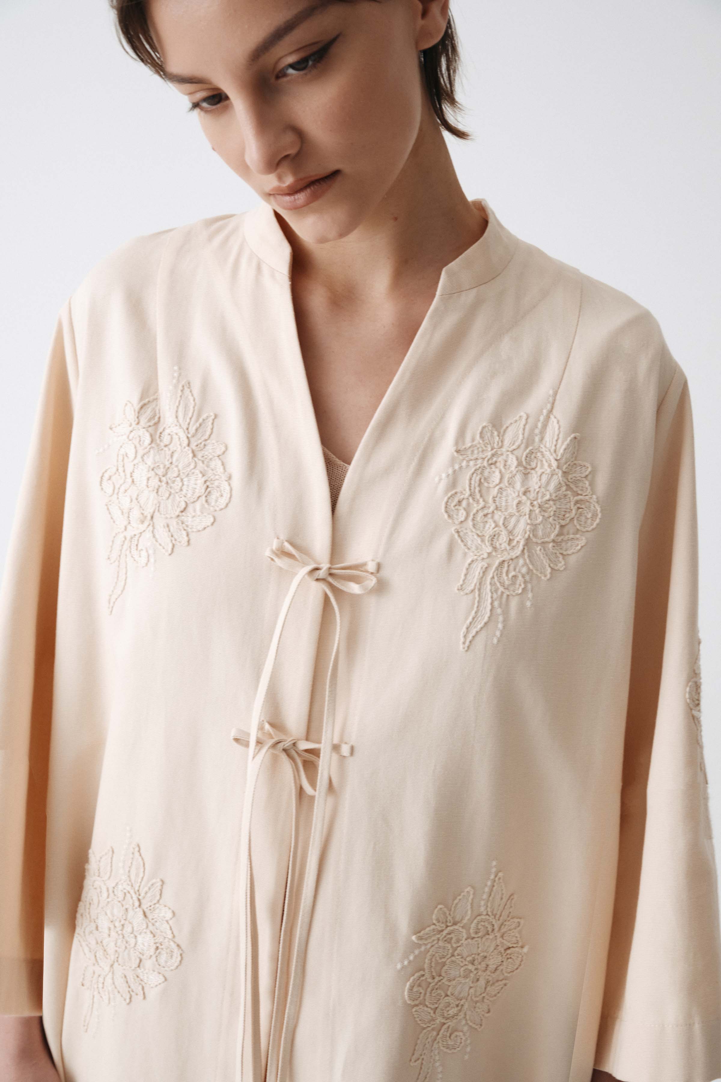 Жакет накидка с вышивкой