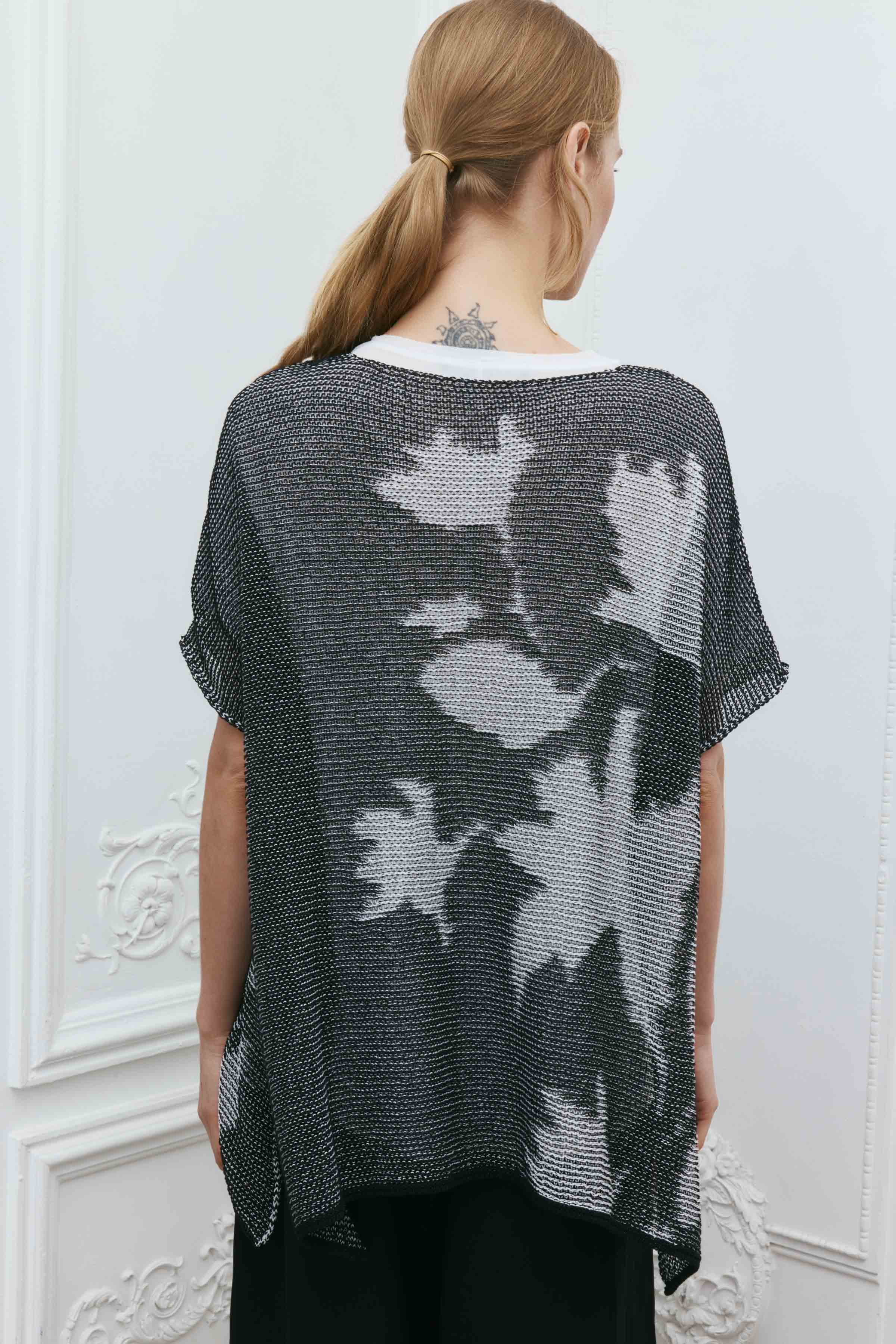 Джемпер с коротким рукавом Воздушные цветы  от Lesel (Лесель)! Заказывайте по ✆ 8 (800) 777 02 37