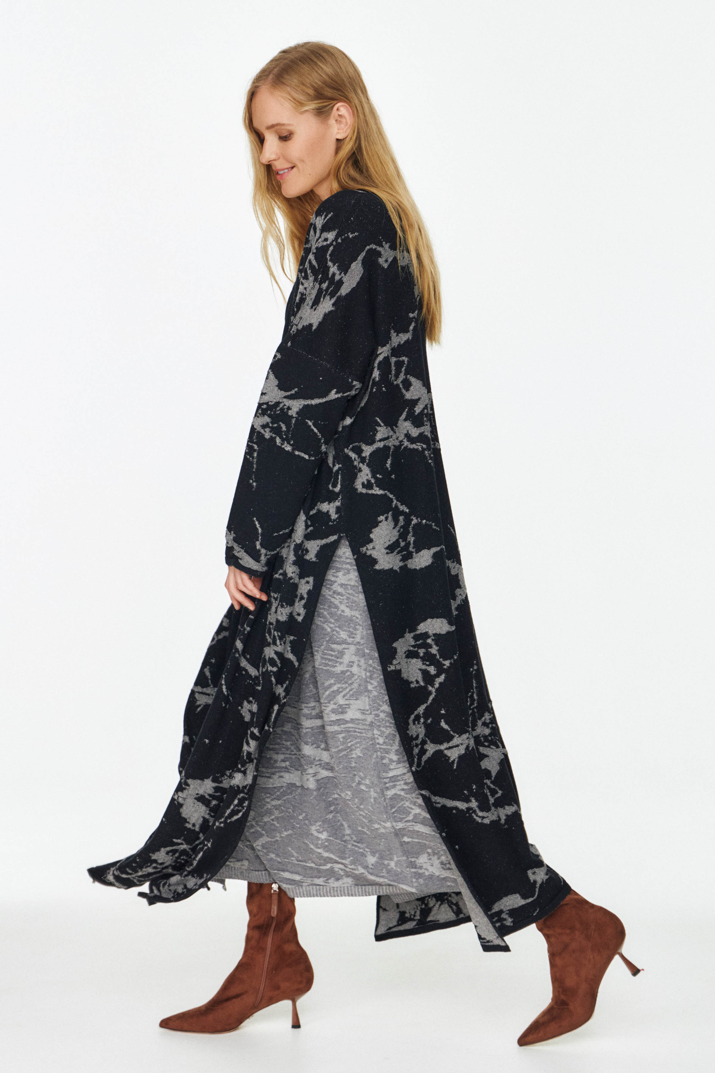 Кардиган удлиненный Мрамор 00 Черный (noir), 10 Серый (grise), 74 Тень (ombre) от Lesel (Лесель)! Заказывайте по ✆ 8 (800) 777 02 37