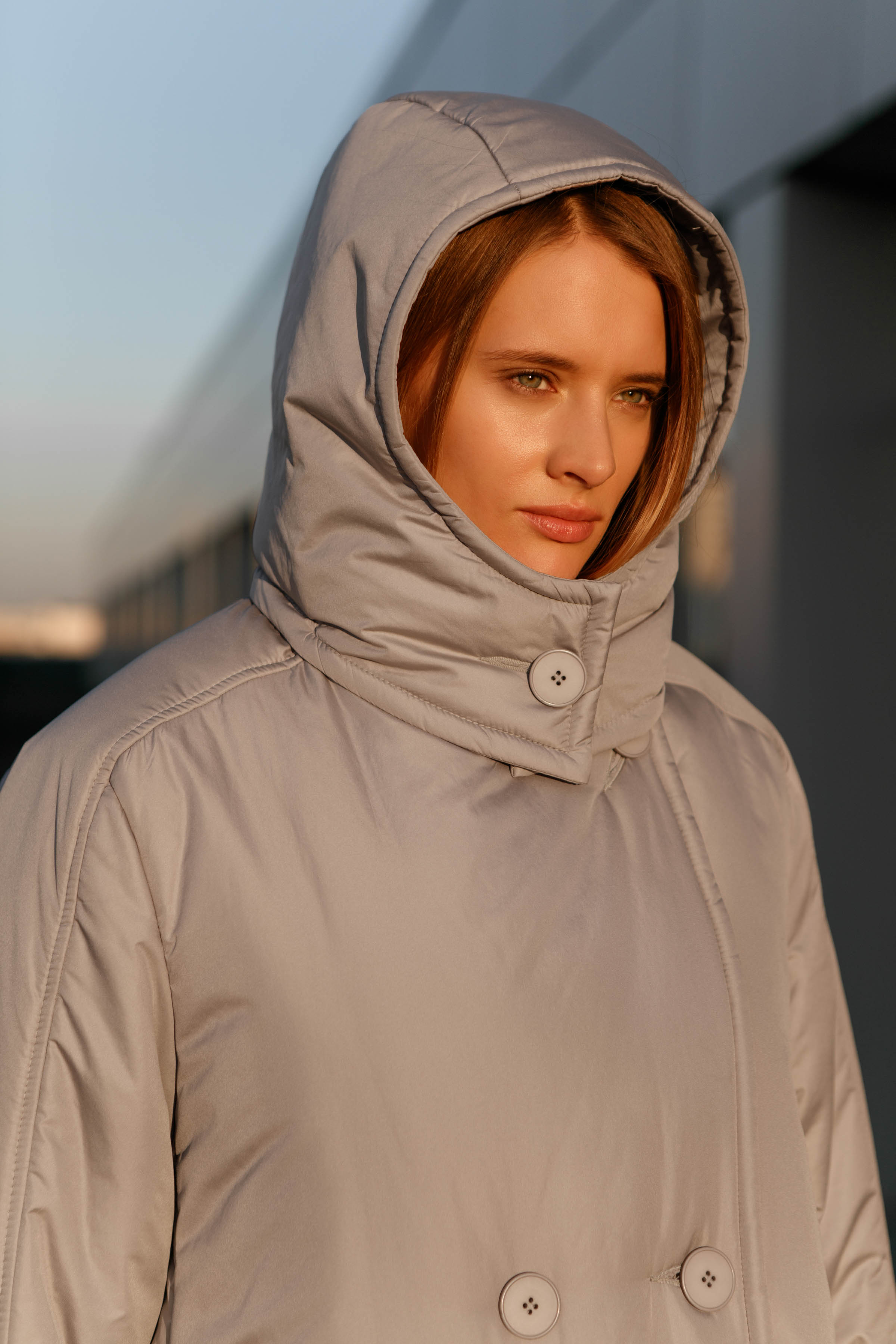 Пальто длинное, с лацканами и капюшоном, гладкое