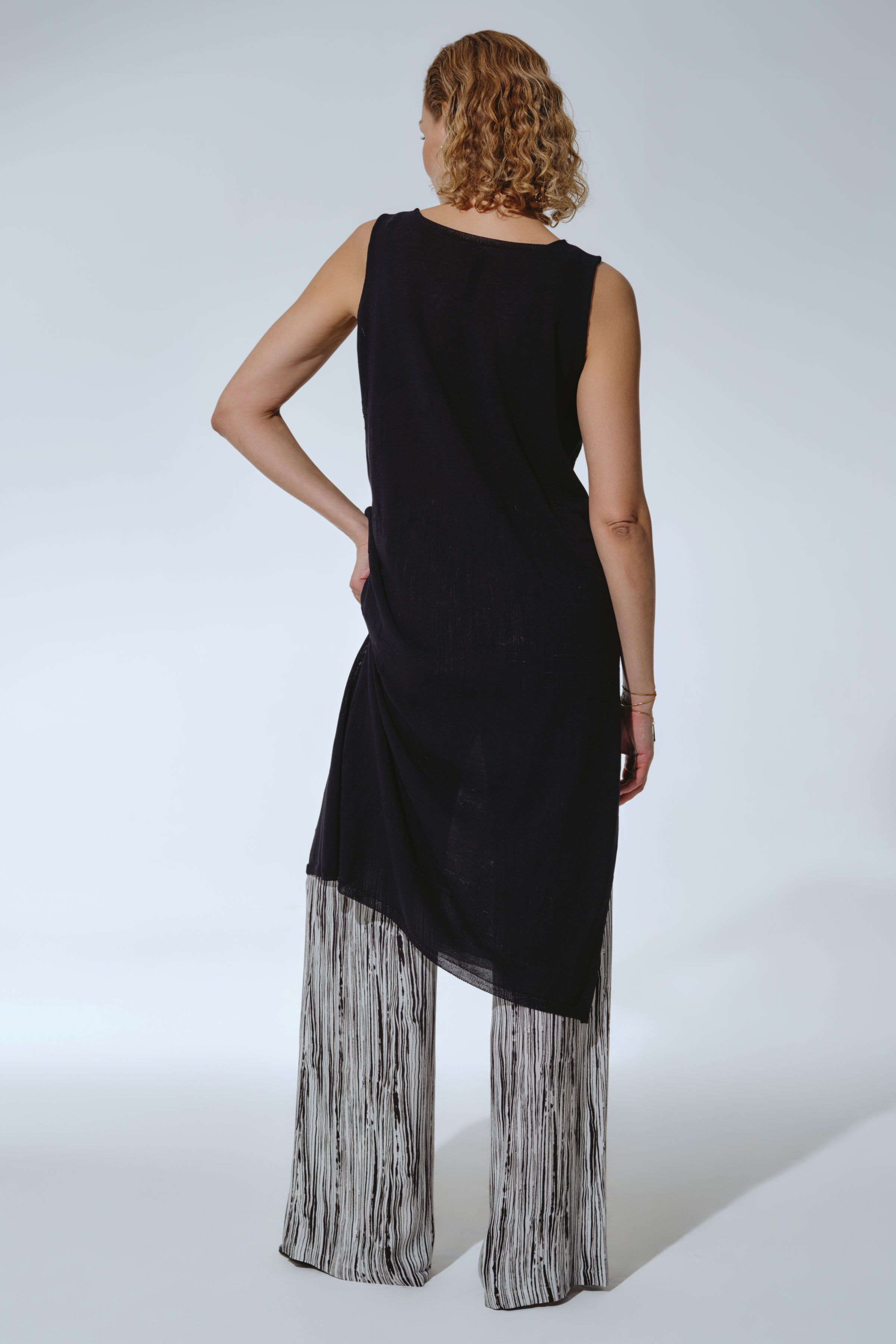 Платье с разрезом 00 Черный (noir), 00  00012 / черный, 00 899 Black от Lesel (Лесель)! Заказывайте по ✆ 8 (800) 777 02 37