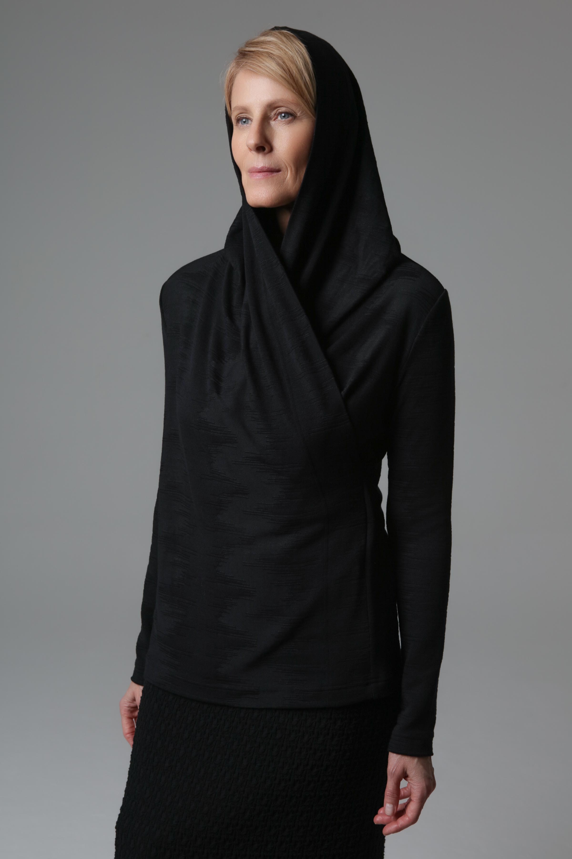 Блуза эластичная с капюшоном  от Lesel (Лесель)! Заказывайте по ✆ 8 (800) 777 02 37