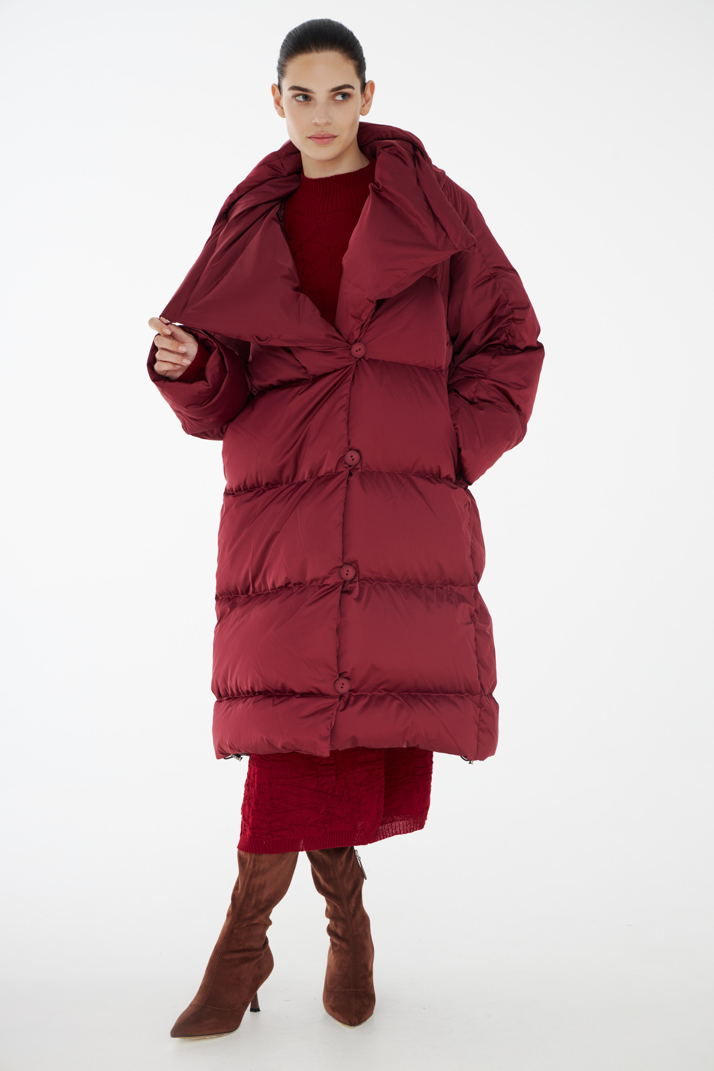 Пальто пуховое с навесными петлями 27 Бордо (burdeaux), 00 Черный (noir), 68 Изумруд (emeraude), 77 Торф (tourbe), 33 Ночь (nuit), 28 Ягода (baie) от Lesel (Лесель)! Заказывайте по ✆ 8 (800) 777 02 37