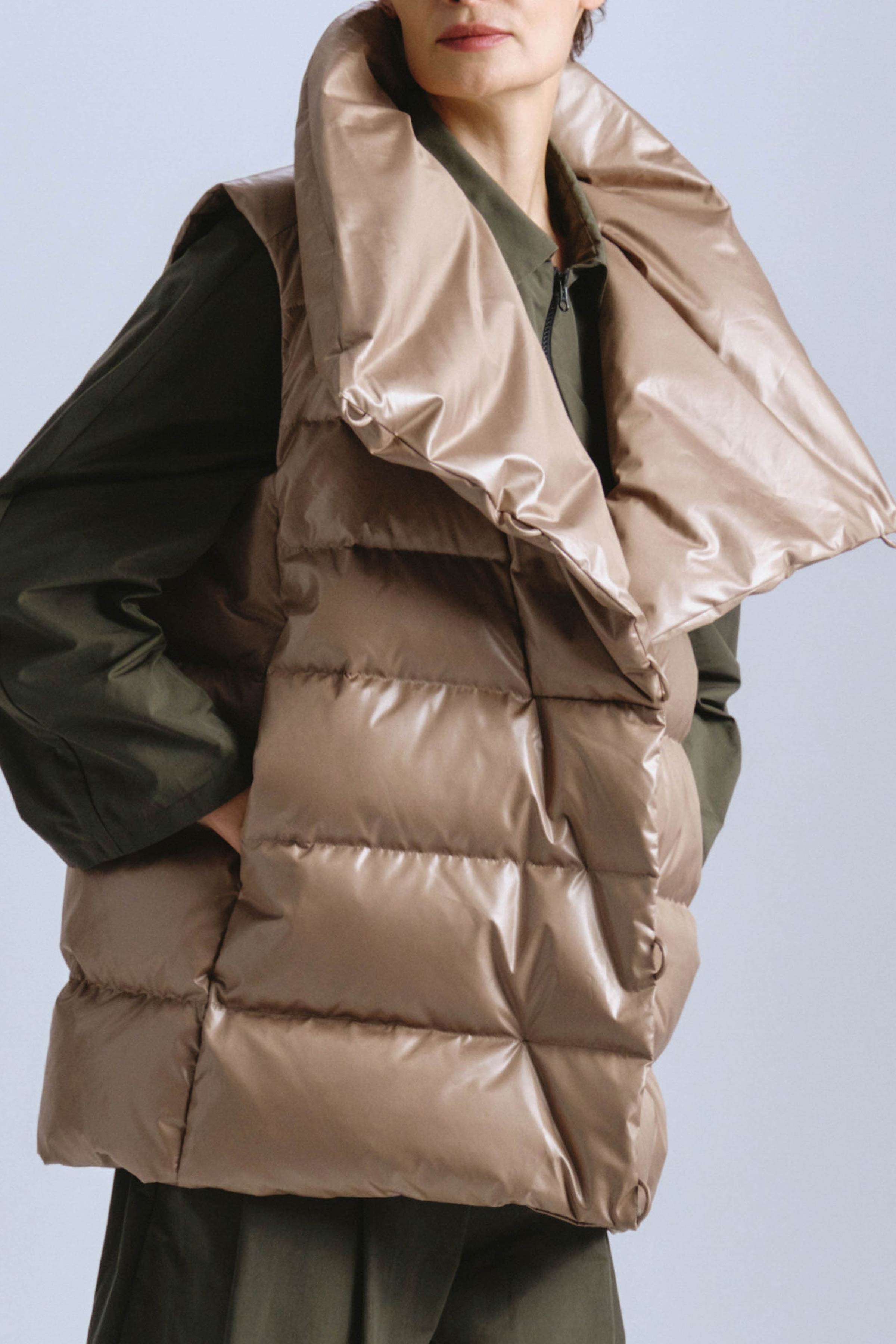 Жилет пуховый с навесными петлями 09 Крем-брюле (creme-brjule) от Lesel (Лесель)! Заказывайте по ✆ 8 (800) 777 02 37