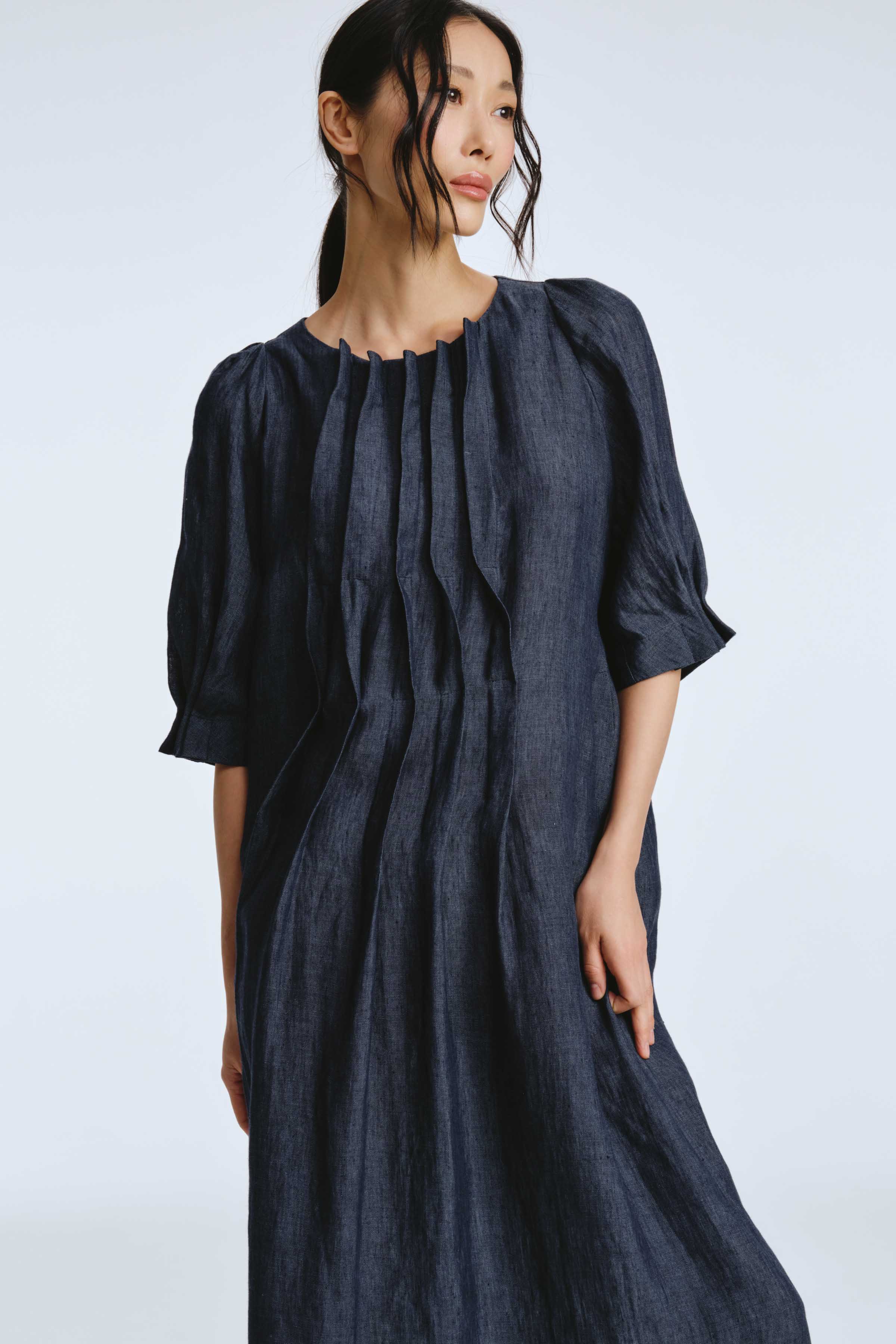 Платье с широкими защипами, лен 38 Джинсовый (denim) от Lesel (Лесель)! Заказывайте по ✆ 8 (800) 777 02 37