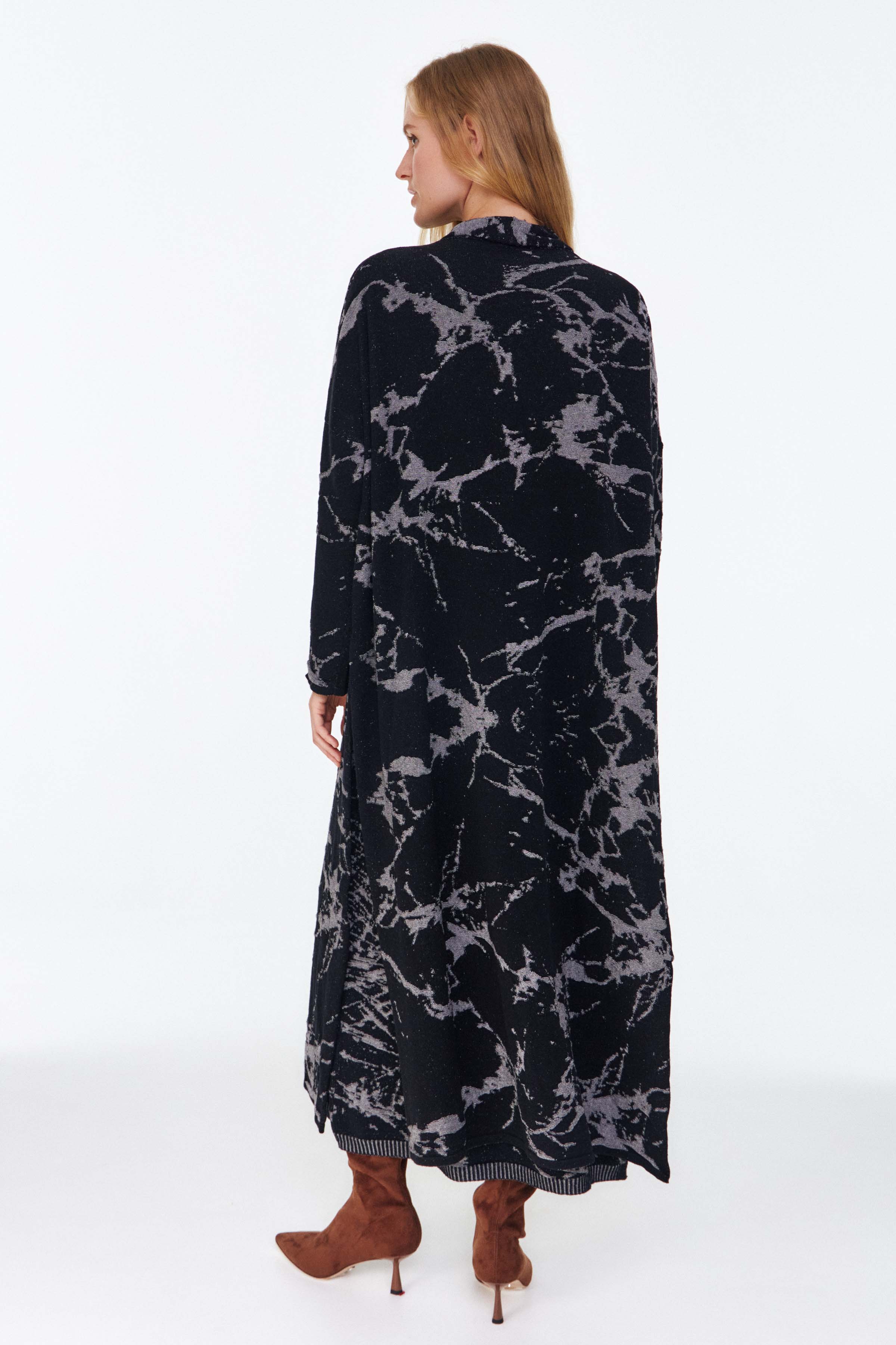 Кардиган удлиненный Мрамор 00 Черный (noir), 10 Серый (grise), 74 Тень (ombre) от Lesel (Лесель)! Заказывайте по ✆ 8 (800) 777 02 37