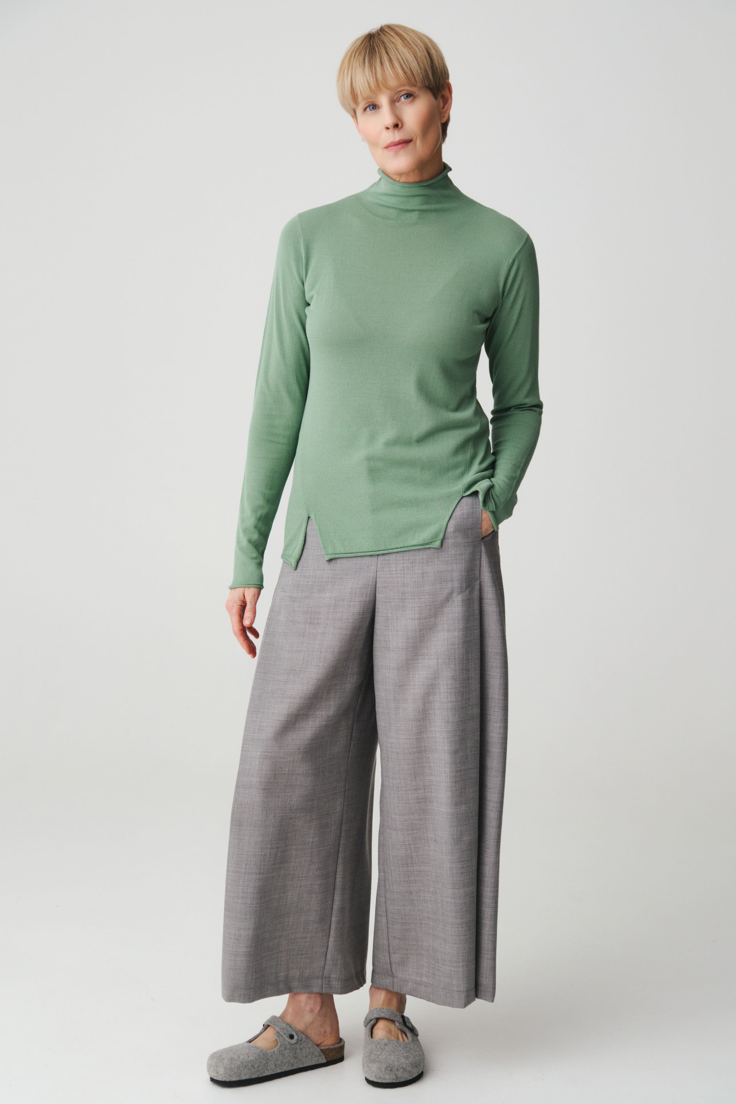 Джемпер водолазка с разрезом