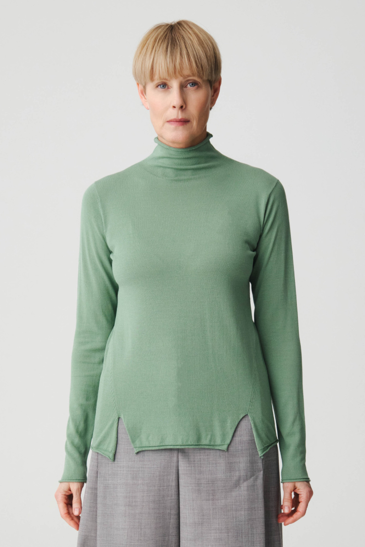 Джемпер водолазка с разрезом