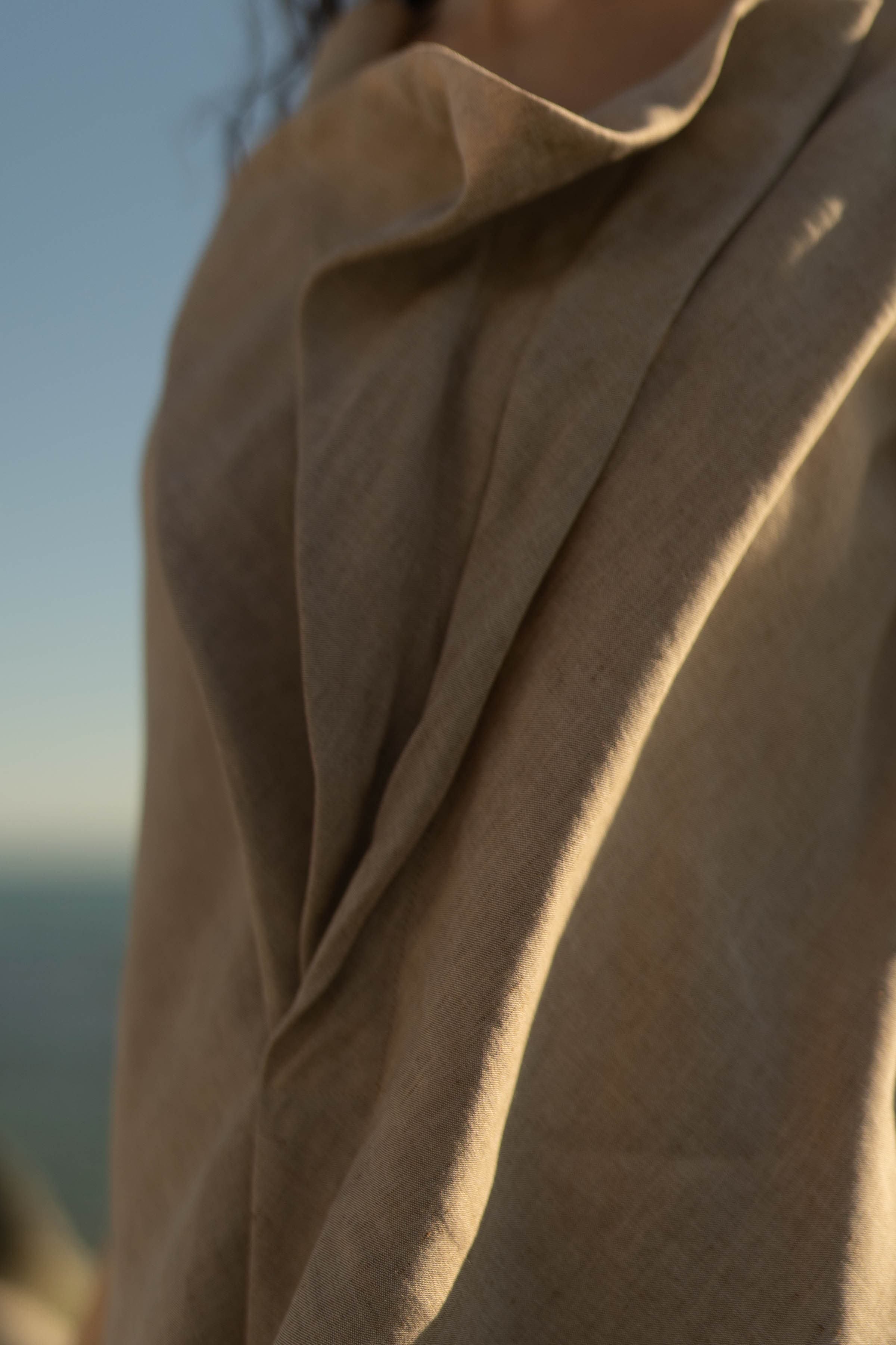 Блуза с асимметричными складками, без рукавов, лён 02 Песок (sable) от Lesel (Лесель)! Заказывайте по ✆ 8 (800) 777 02 37
