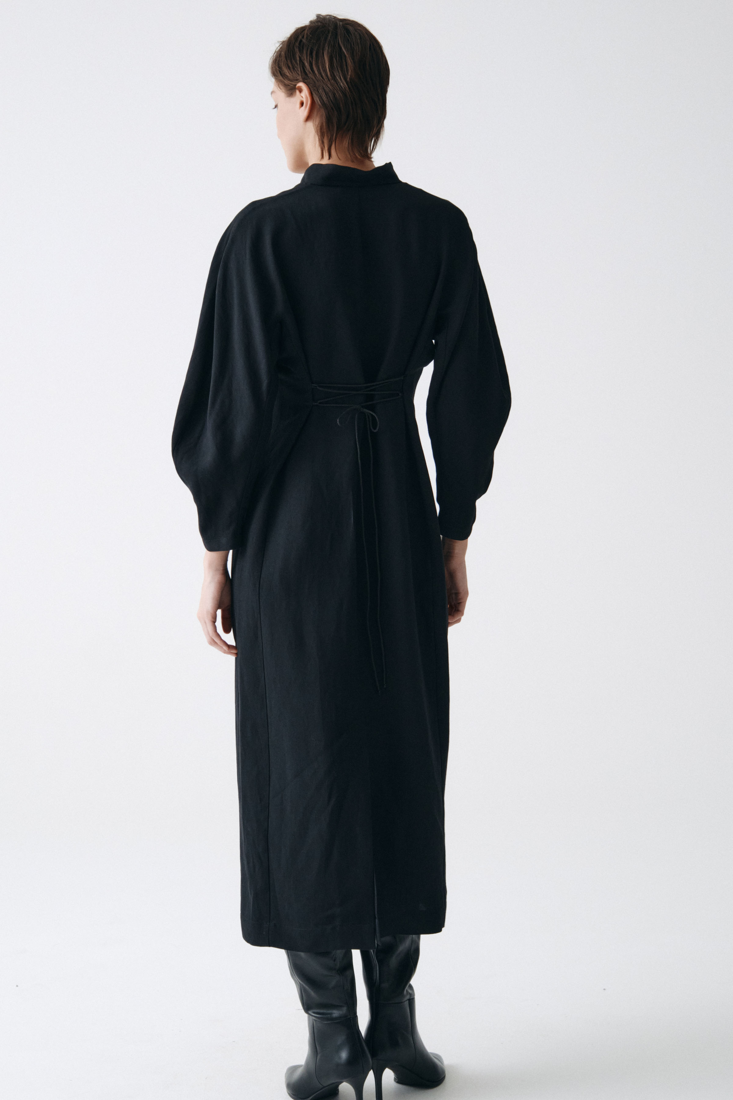 Платье песочные часы с овальными рукавами и шнуровкой