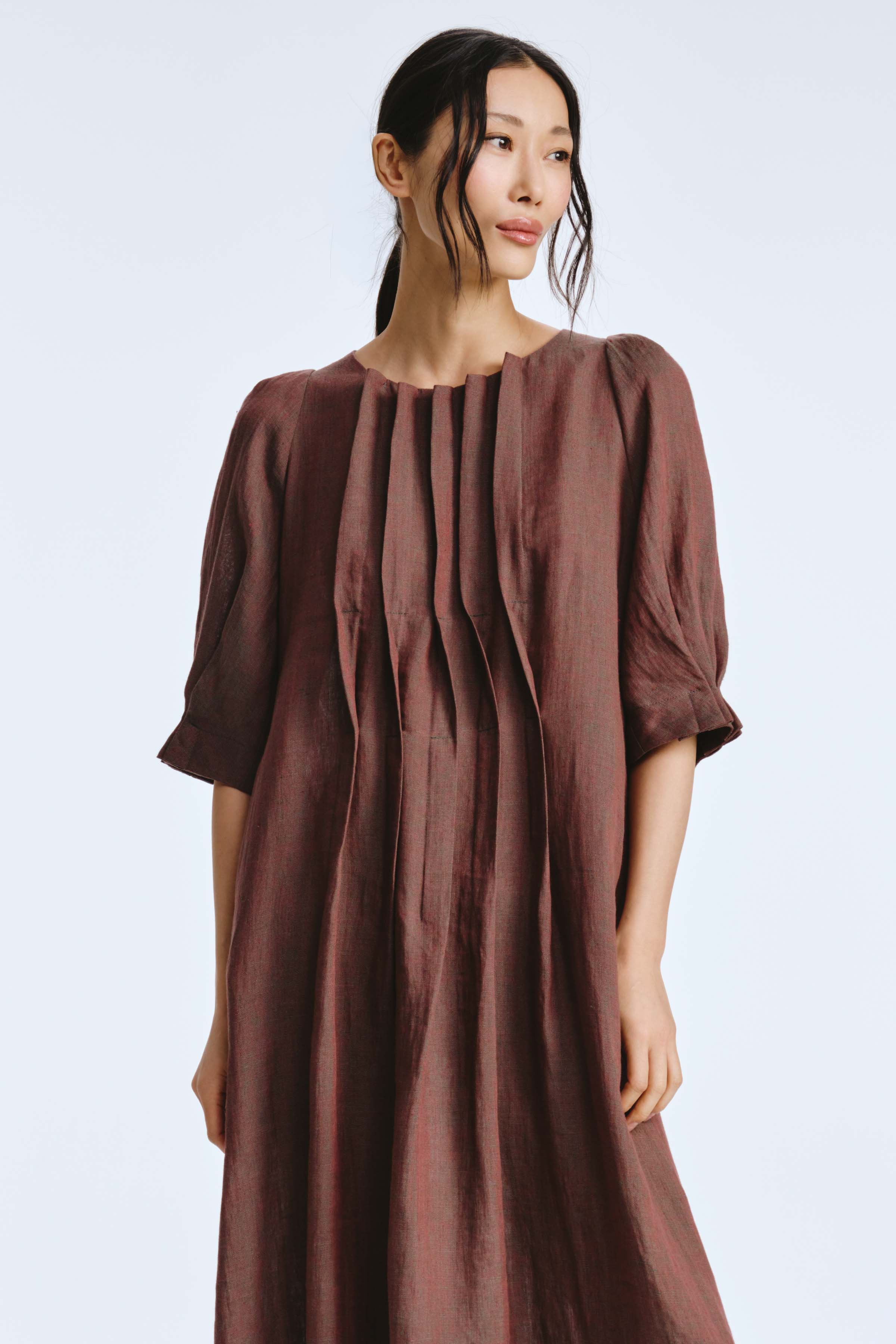 Платье с широкими защипами, лен 94 Темная медь (dark copper), 64 Эвкалипт (eucalyptus), 38 Джинсовый (denim), 86 Бронза (bronze) от Lesel (Лесель)! Заказывайте по ✆ 8 (800) 777 02 37