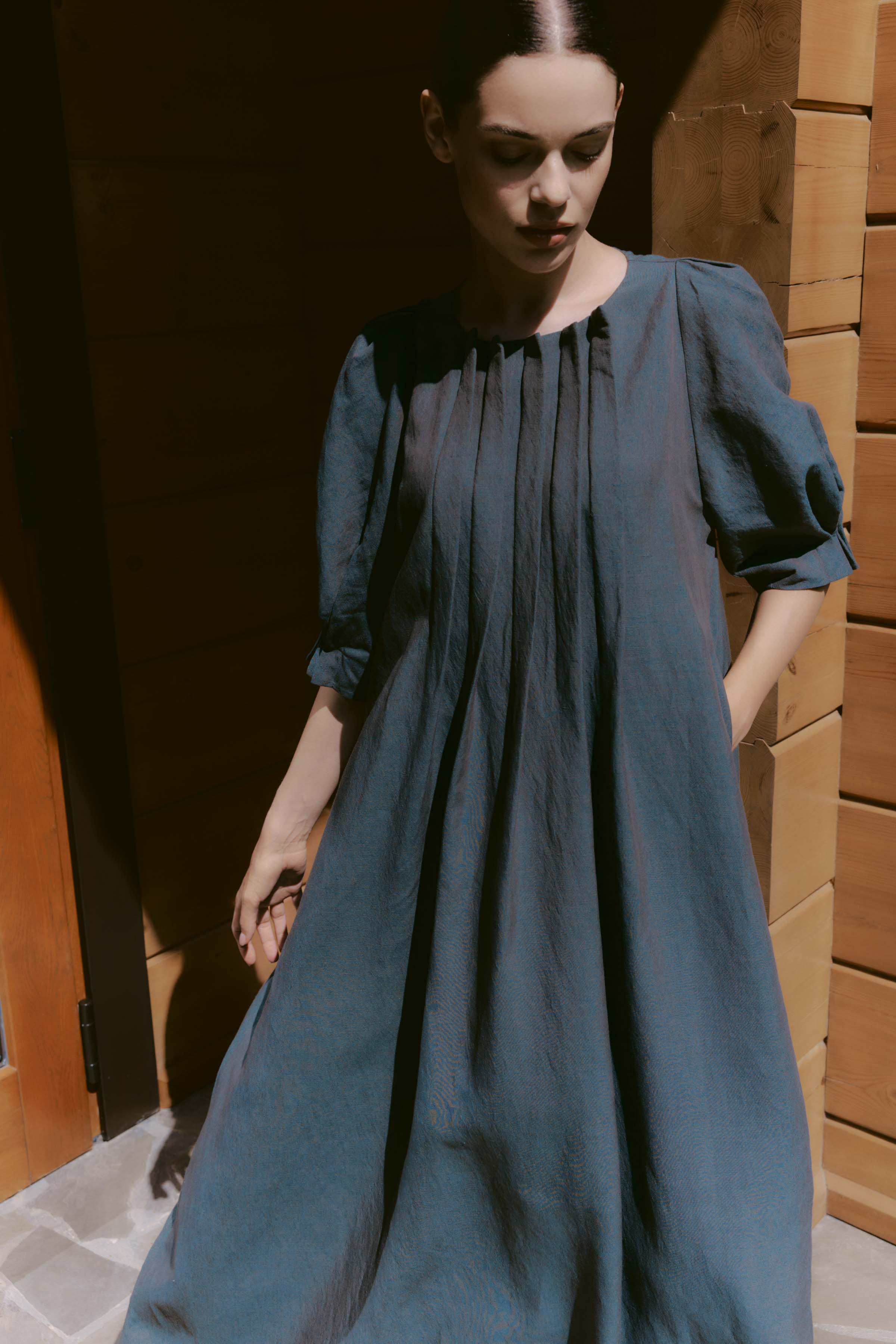 Платье с широкими защипами, лен 64 Эвкалипт (eucalyptus) от Lesel (Лесель)! Заказывайте по ✆ 8 (800) 777 02 37