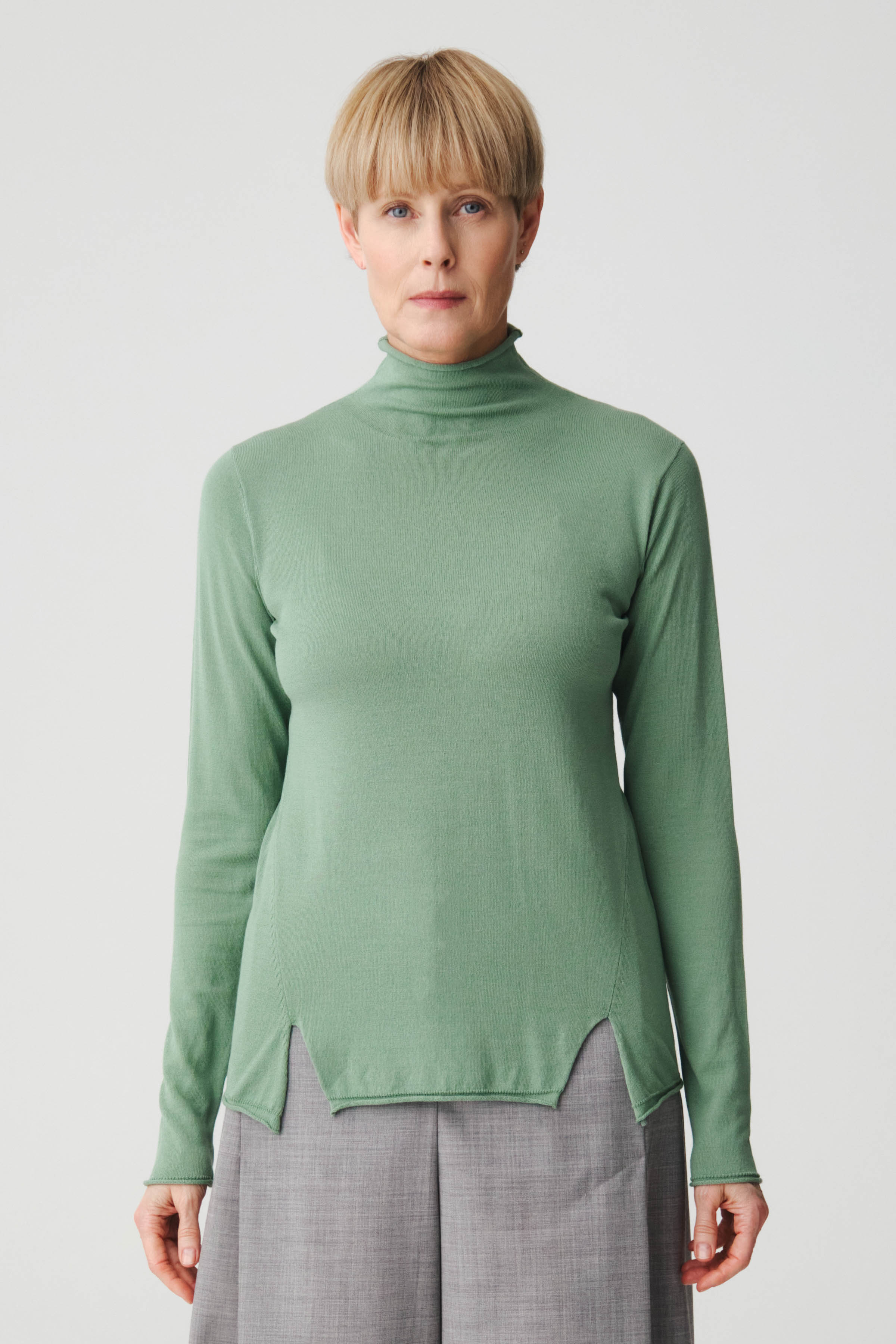 Джемпер водолазка с разрезом