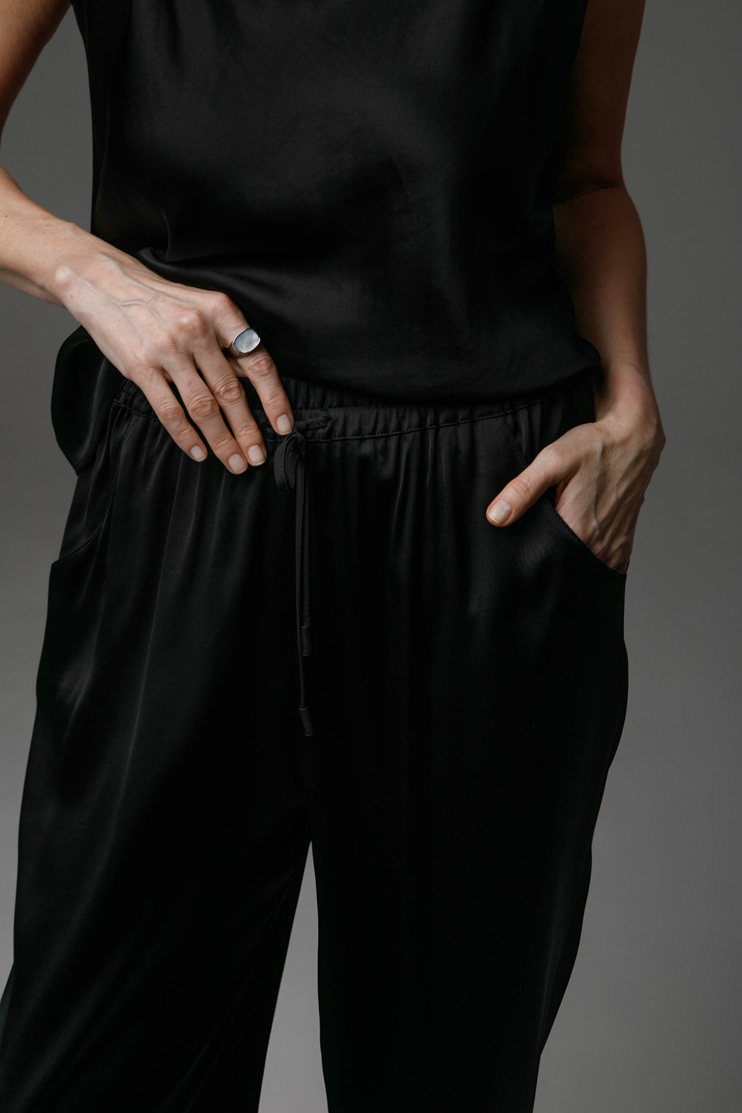 Брюки атласные джоггеры  от Lesel (Лесель)! Заказывайте по ✆ 8 (800) 777 02 37