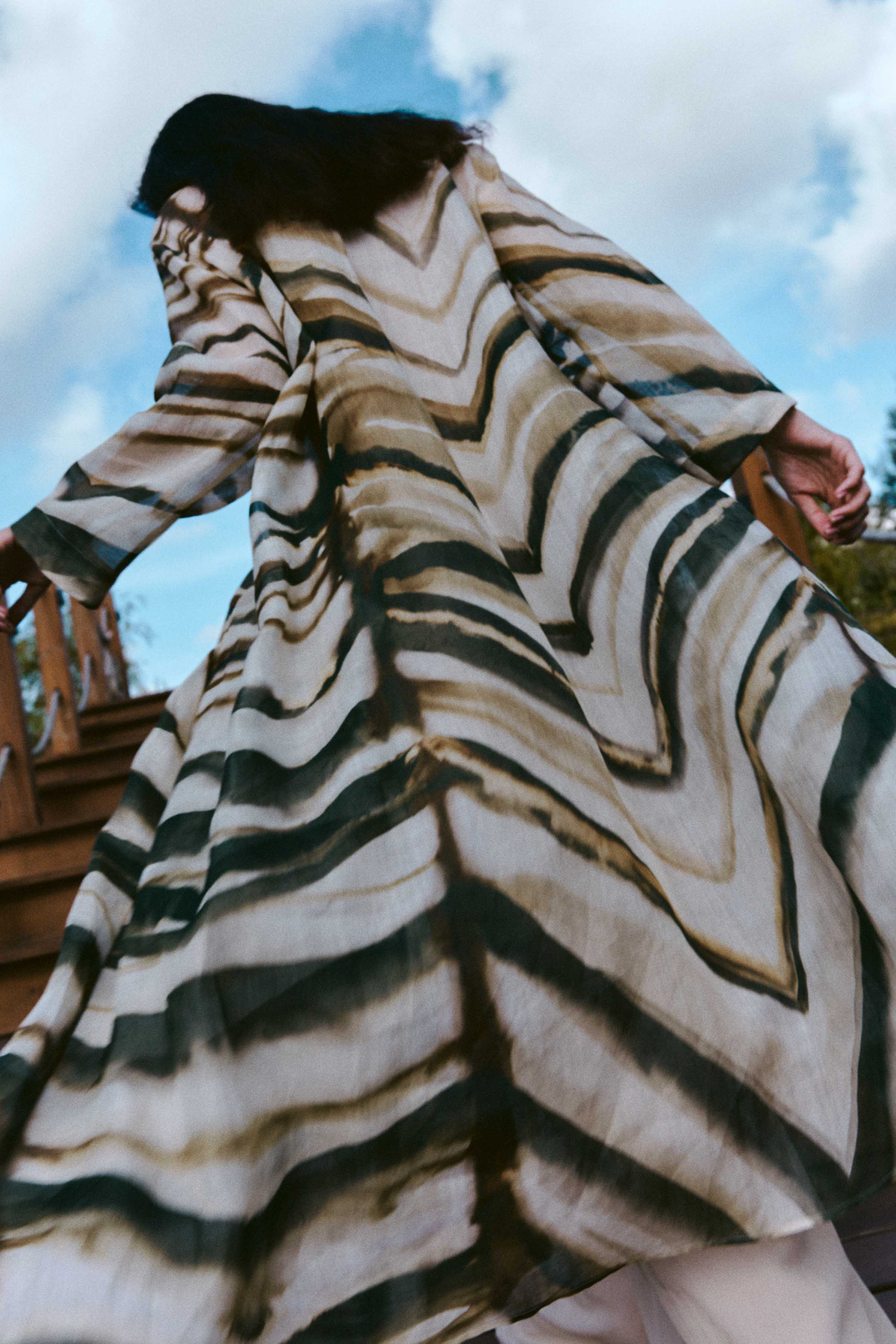 Блуза рубашка длинная Акварельные зигзаги  от Lesel (Лесель)! Заказывайте по ✆ 8 (800) 777 02 37