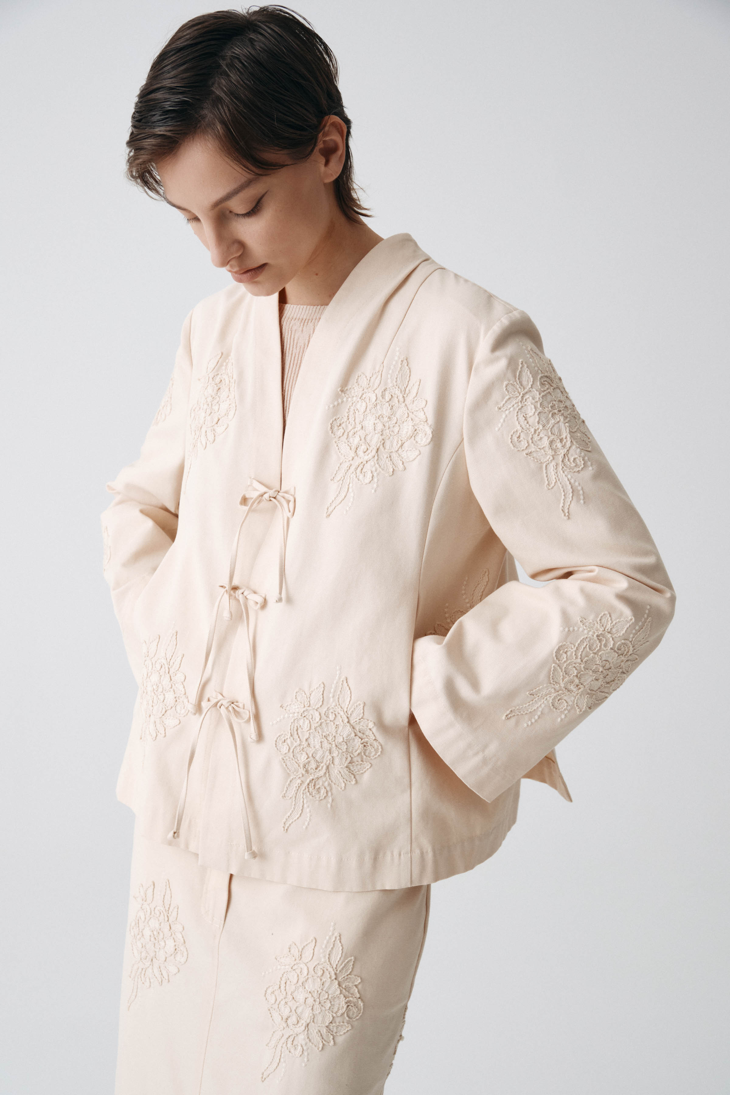 Жакет накидка с вышивкой, короткий  от Lesel (Лесель)! Заказывайте по ✆ 8 (800) 777 02 37