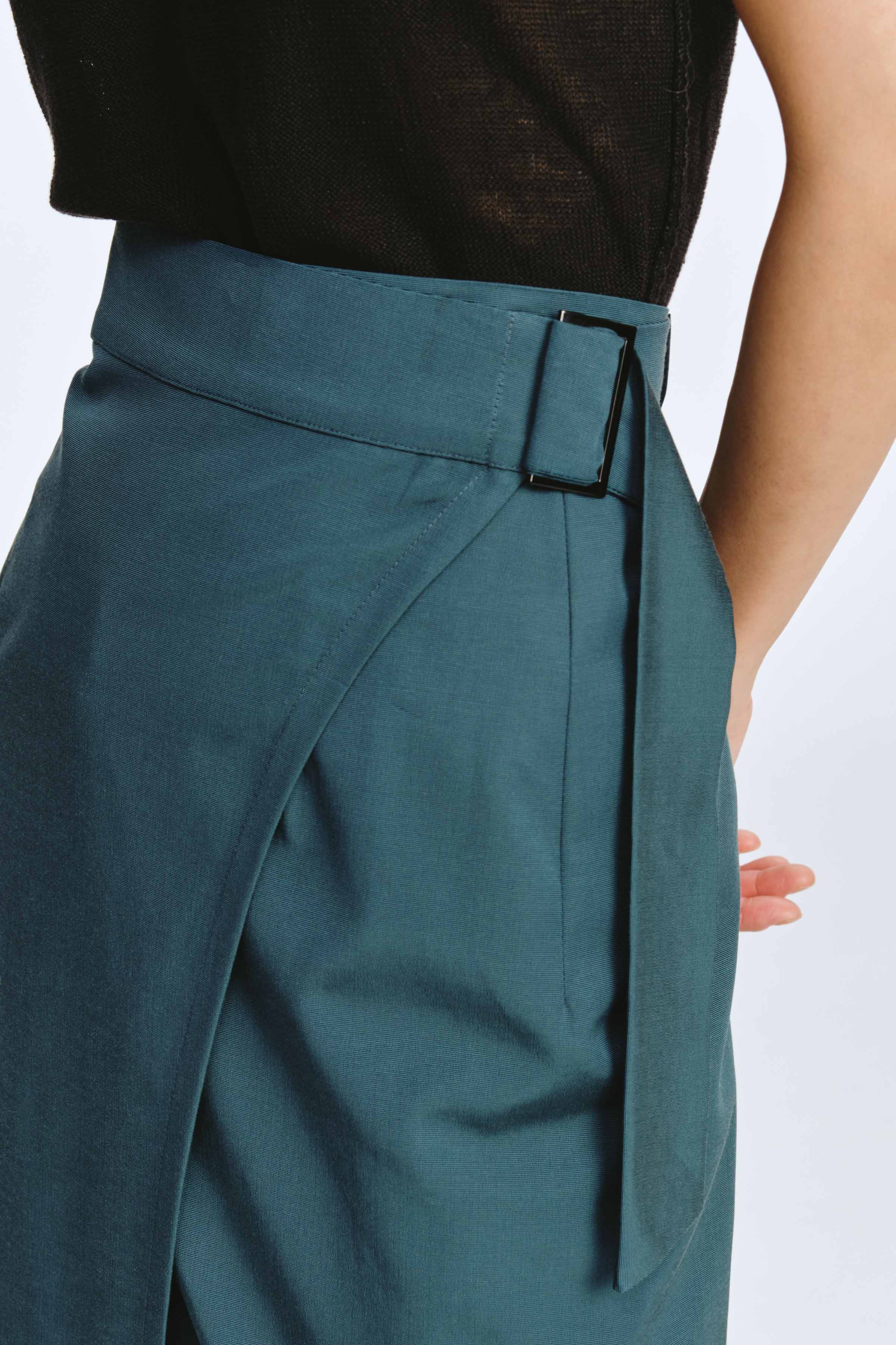 Юбка прямая, запах с пряжкой