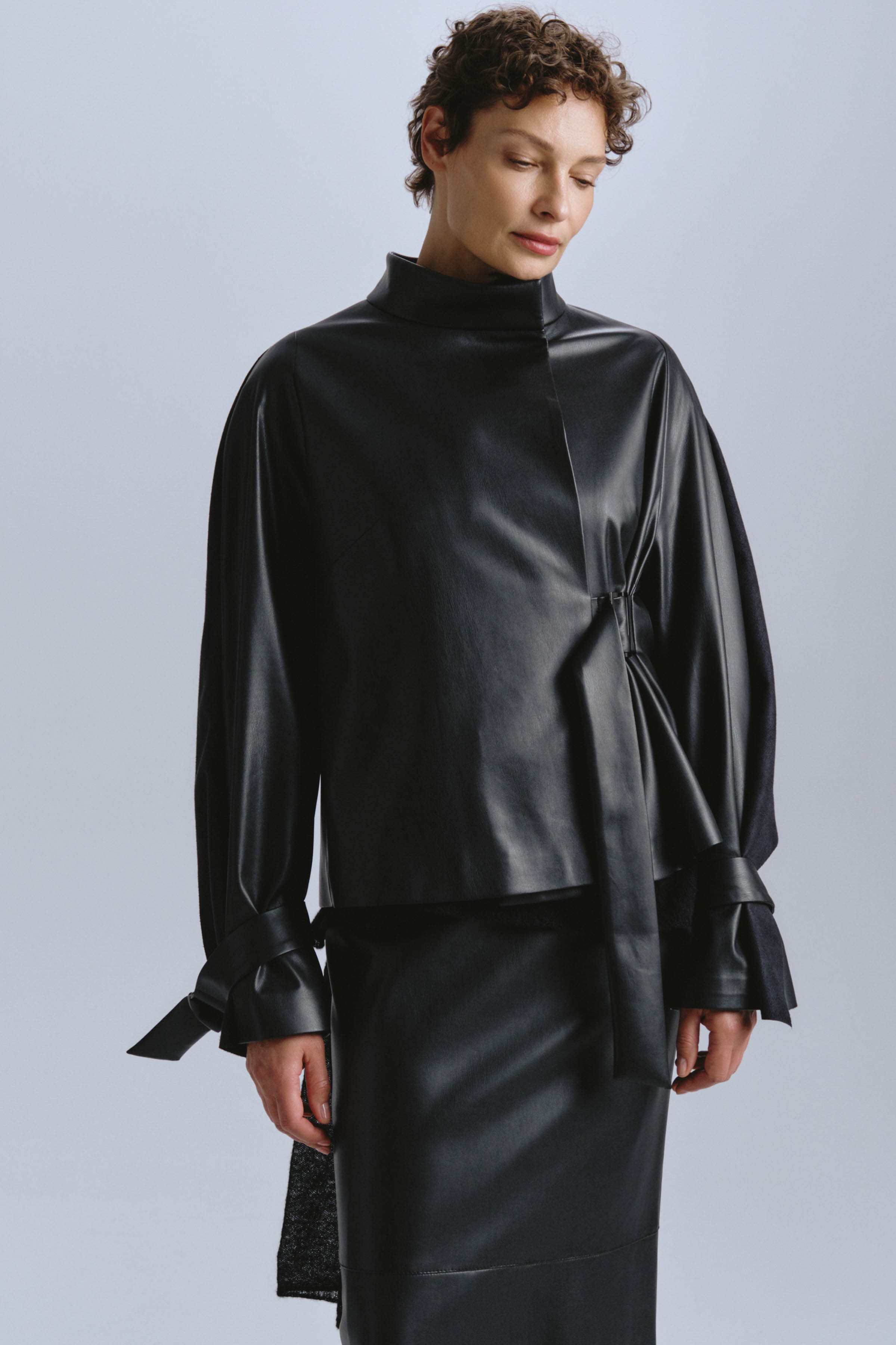 Тренч с пелеринами, короткий, кожа 00 Черный (noir) от Lesel (Лесель)! Заказывайте по ✆ 8 (800) 777 02 37