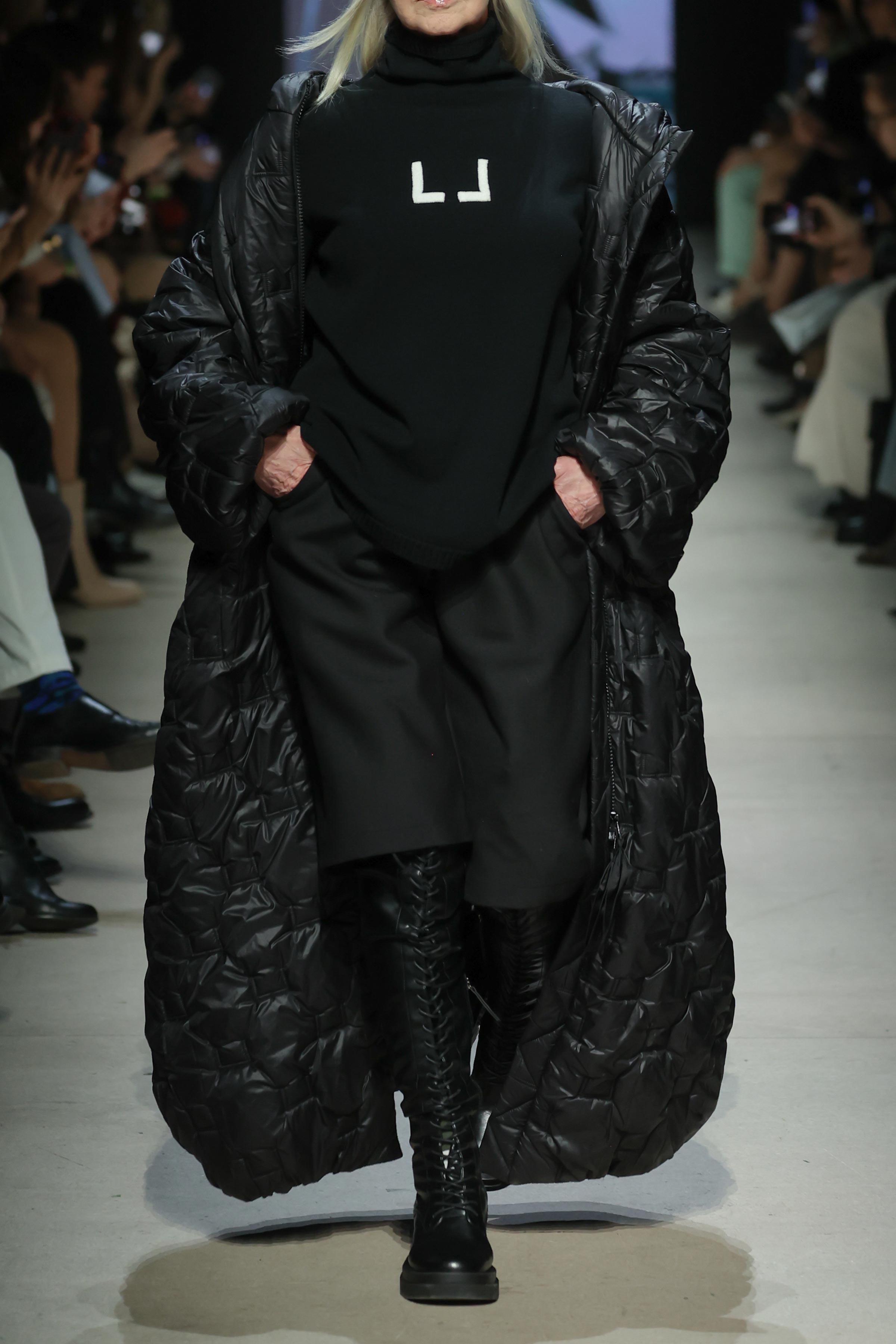 Пальто стежка лого, длинное 00 Черный (noir) от Lesel (Лесель)! Заказывайте по ✆ 8 (800) 777 02 37