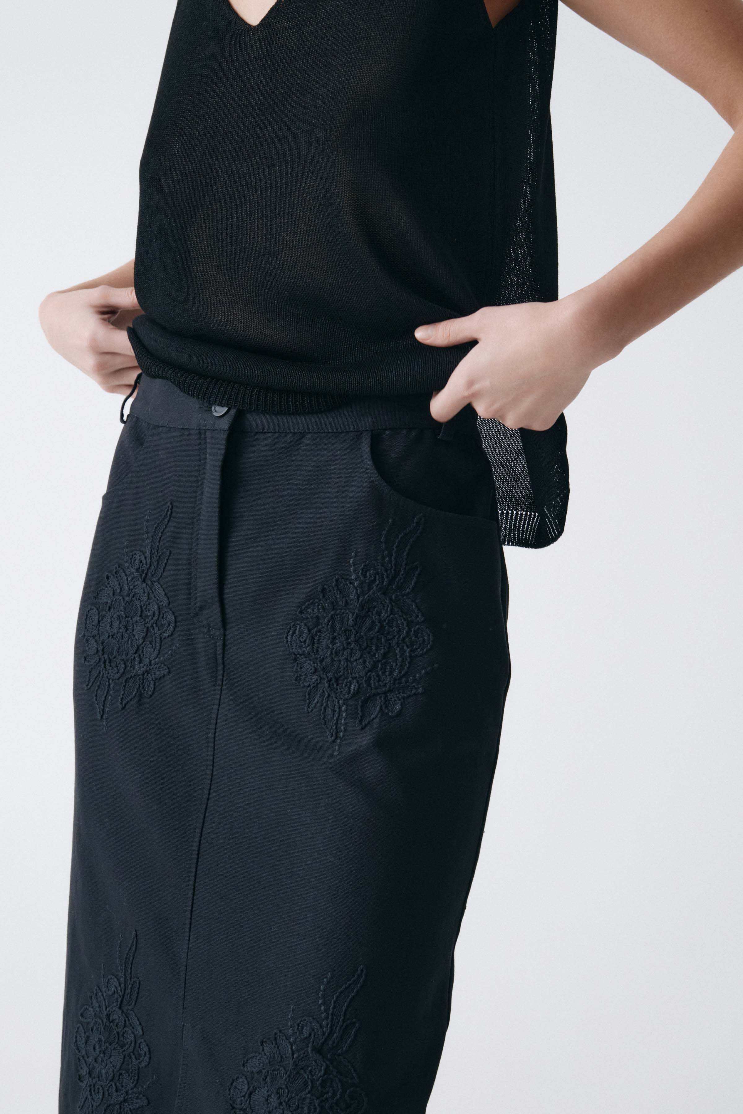 Юбка прямая с вышивкой  от Lesel (Лесель)! Заказывайте по ✆ 8 (800) 777 02 37