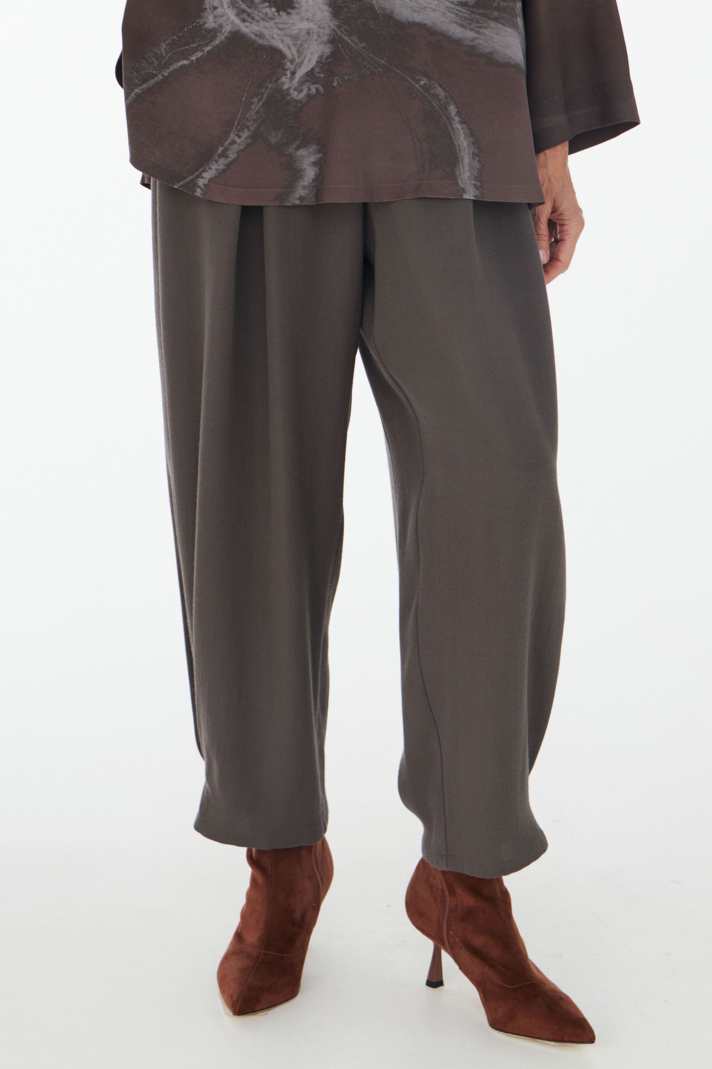 Брюки укороченные со складками, креп  от Lesel (Лесель)! Заказывайте по ✆ 8 (800) 777 02 37